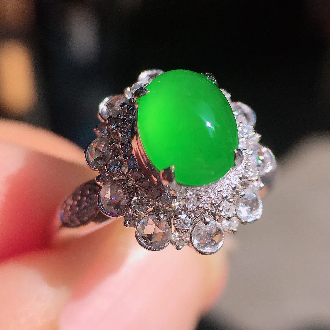 阳绿蛋面戒指，色泽均匀艳丽，玉质细腻，荧光感超
强，饱满圆润，尽显优雅气质，18k
金豪华镶嵌