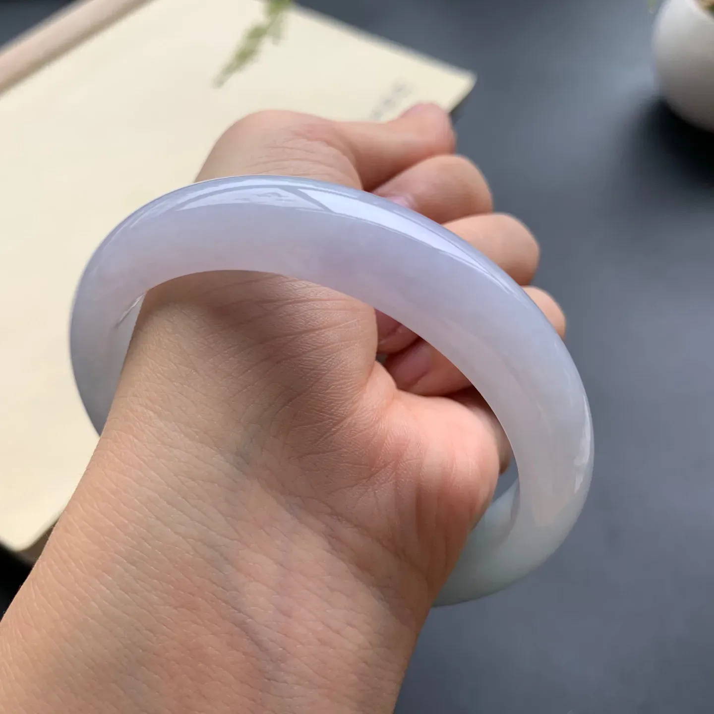 60.6圈口冰底色正圈手镯 尺寸：60.6-14-8.5，无纹裂，水润起胶，细腻光滑