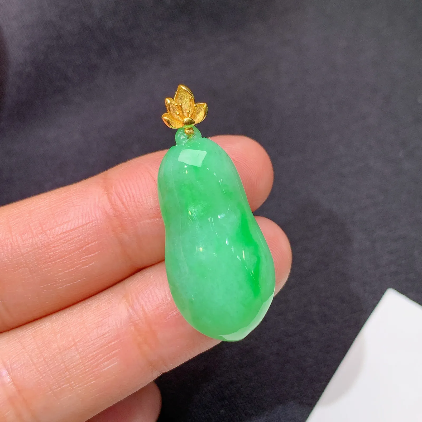 飘绿福瓜吊坠，18k金镶嵌，冰润色阳，玉质细腻，种水足 尺寸33.1*13.7*7.2