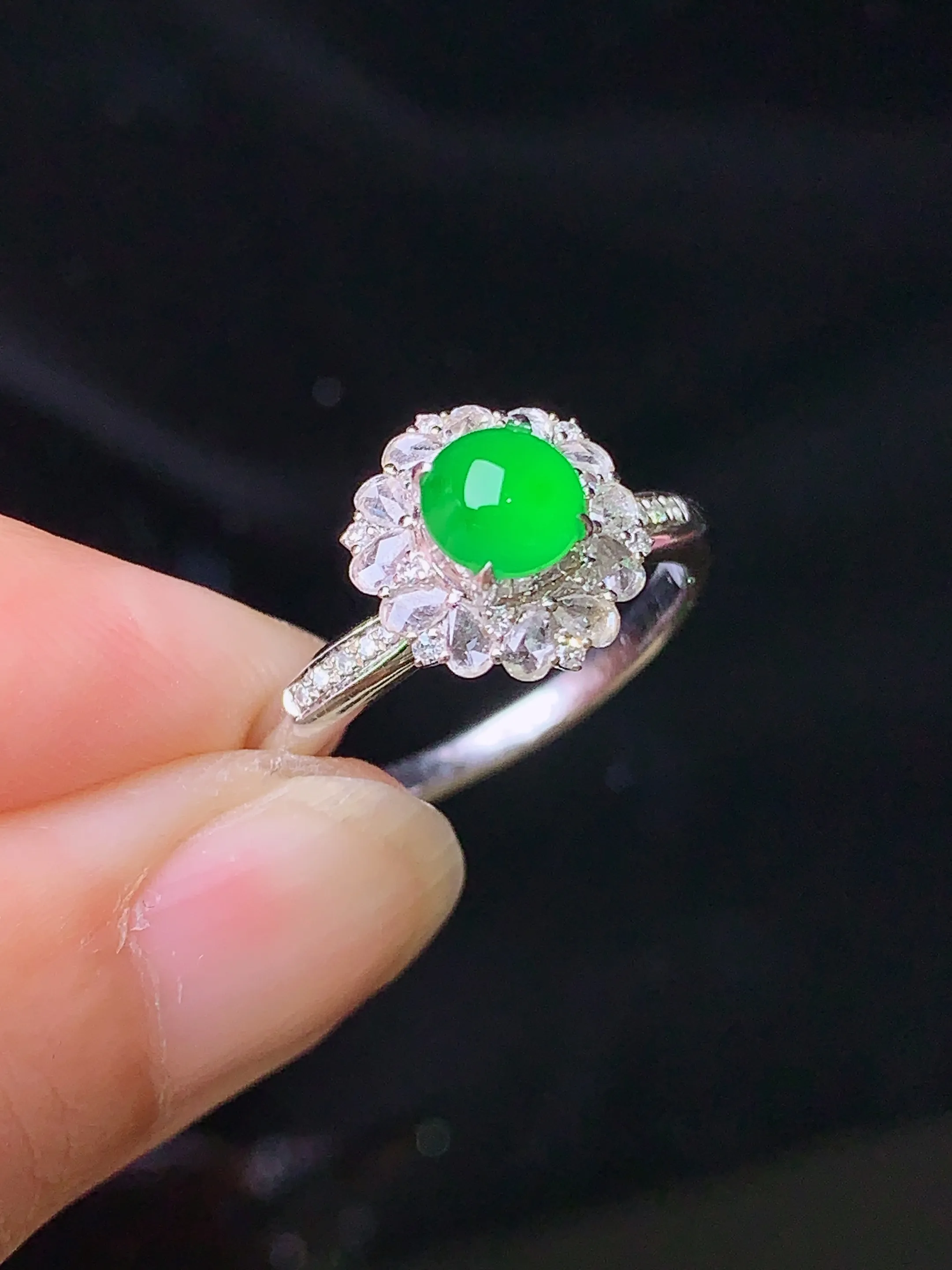 18k金钻镶嵌满绿蛋面戒指 玉质细腻 色泽清新艳丽 圈口13 整体尺寸10.2*9.5*9.3