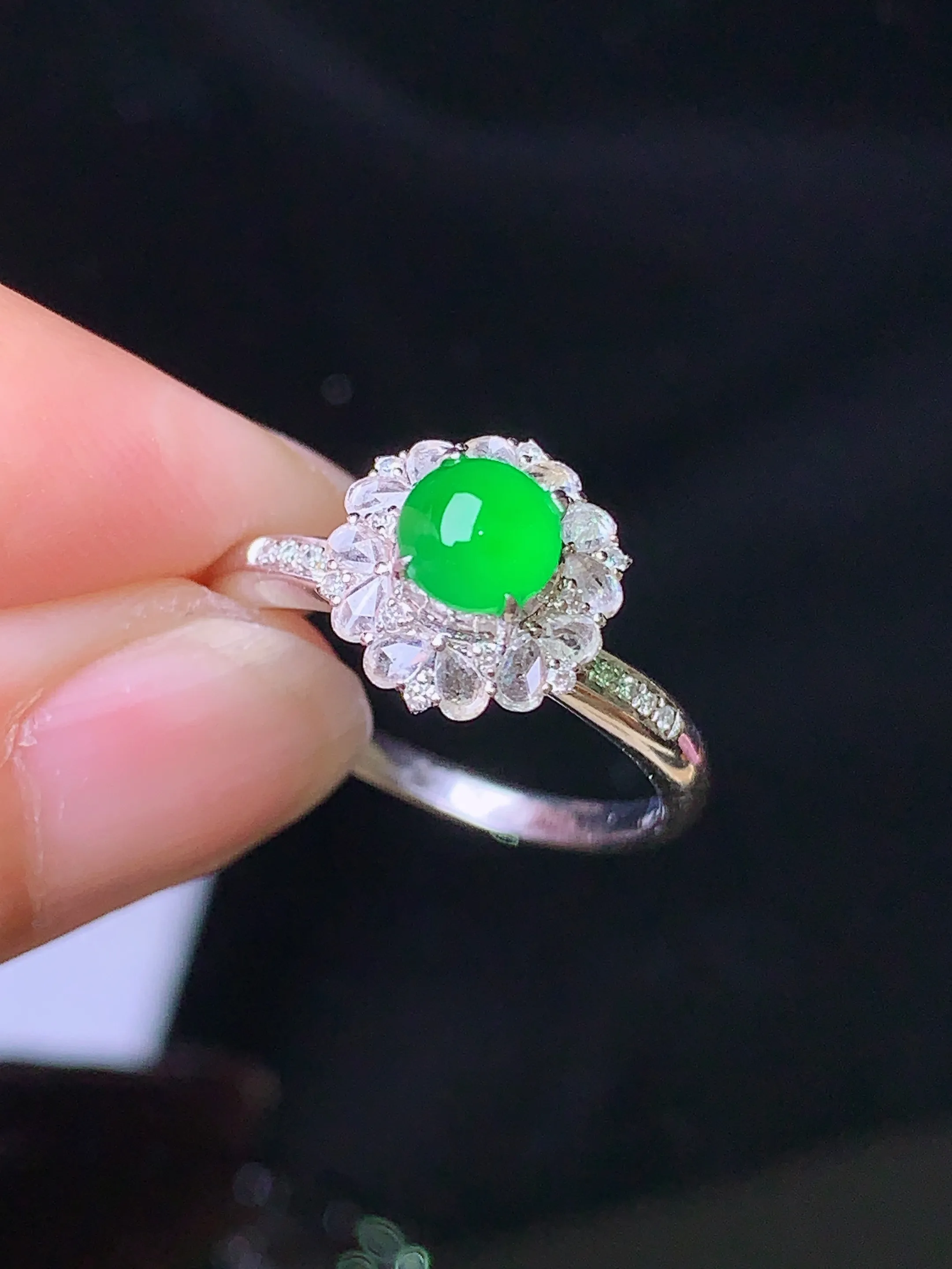 18k金钻镶嵌满绿蛋面戒指 玉质细腻 色泽清新艳丽 圈口13 整体尺寸10.2*9.5*9.3