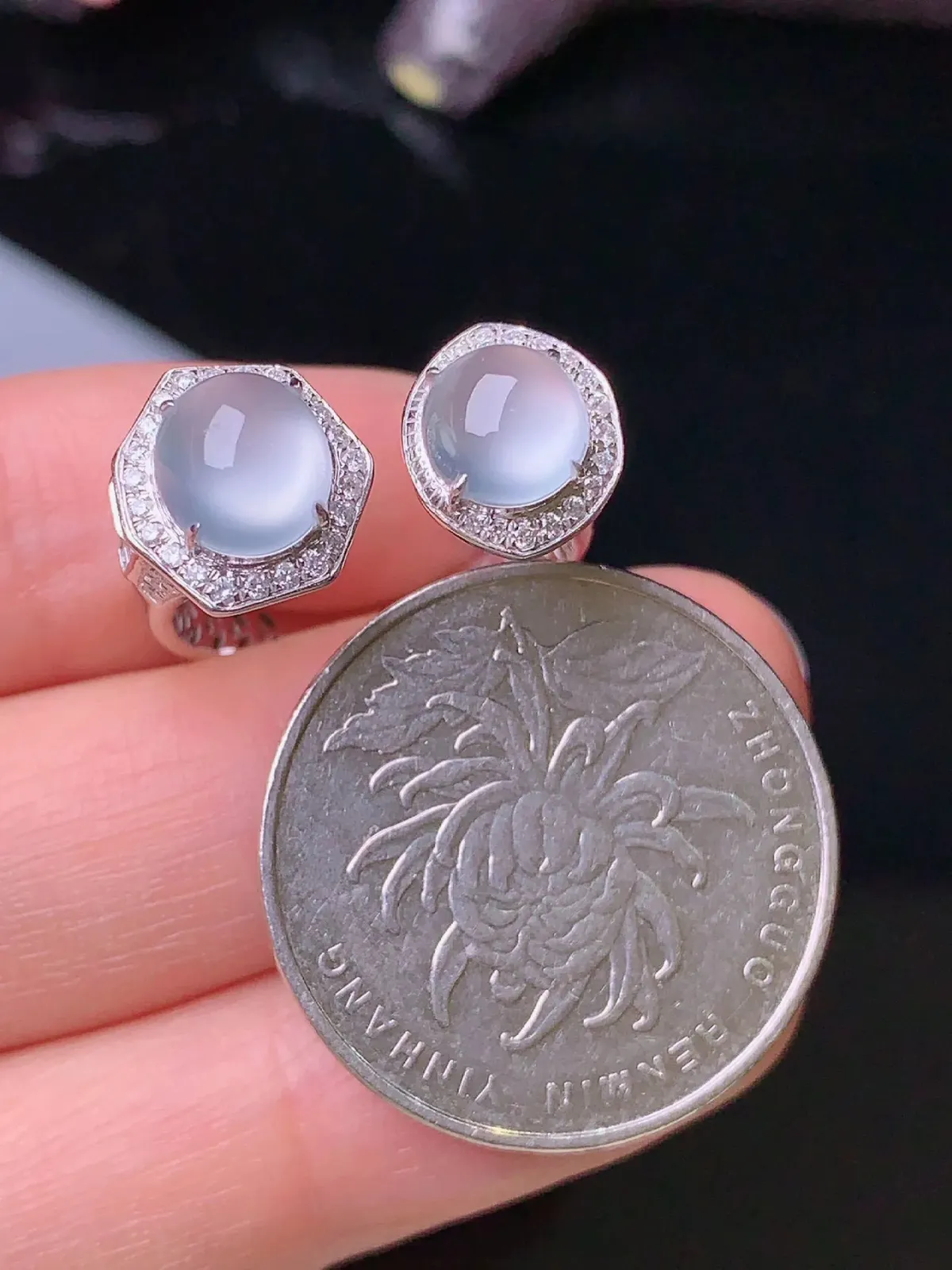 18k金钻镶嵌冰种蛋面戒指 玉质细腻 色泽艳丽 圈口14 整体尺寸10.6*10*7.8