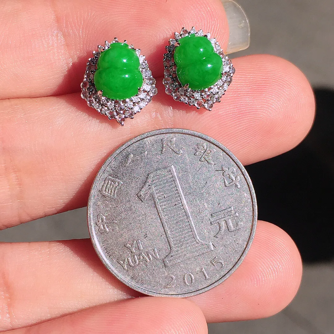 阳绿葫芦耳钉，色泽均匀艳丽，玉质细腻，荧光感超
强，饱满圆润，尽显优雅气质，18k
金豪华镶嵌