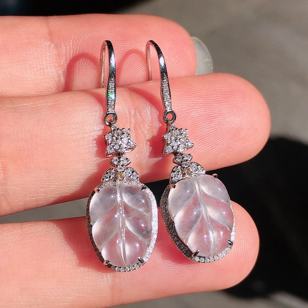 冰种玉叶耳坠，玉质细腻，荧光感超
强，饱满圆润，尽显优雅气质，18k
金豪华镶嵌