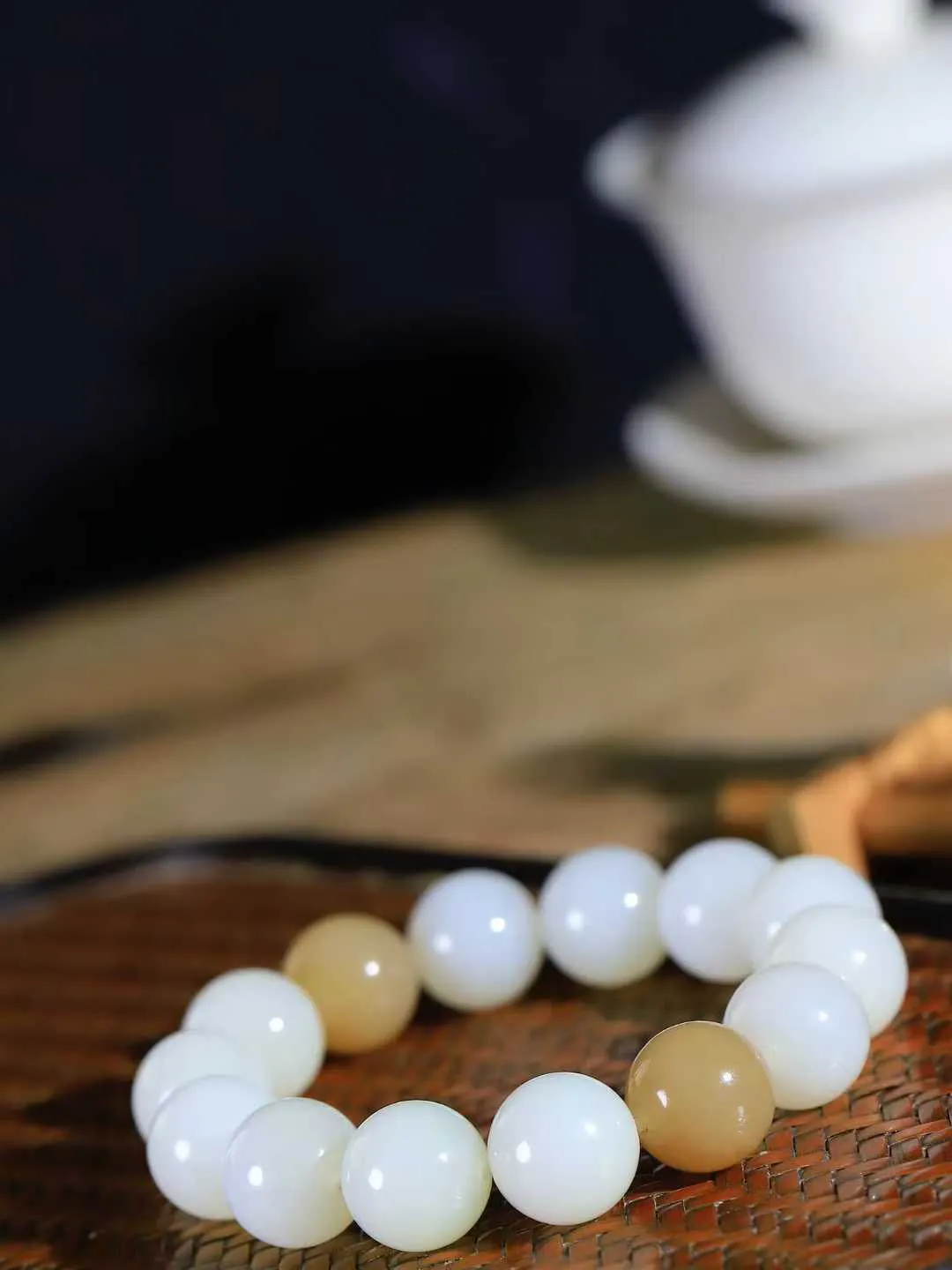 【珠圆玉润.手串】

精品和田玉糖白玉珠圆玉润手串 玉质温润细腻  整串打磨圆润，佩戴舒适。珠珠落玉