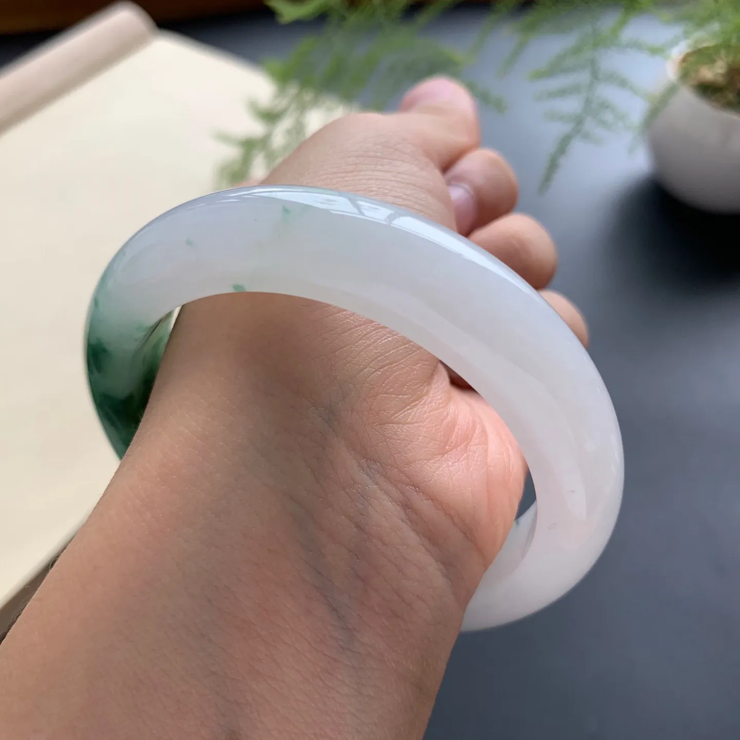 56圈口飘花正圈手镯 尺寸：56-13-9，无纹裂，花色浓郁，版型厚装