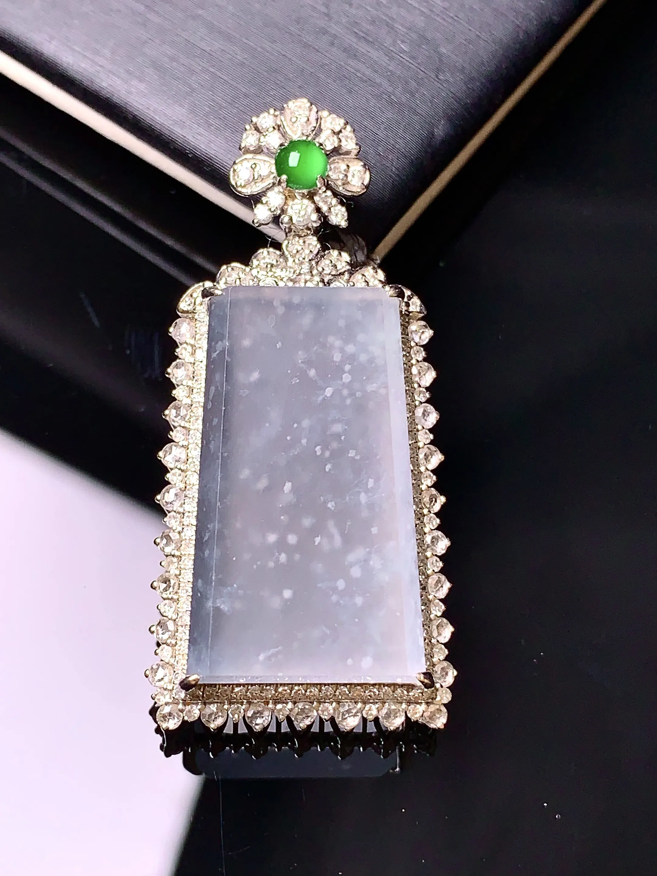 18k金钻镶嵌冰种木那料雪花棉无事牌吊坠 玉质细腻 色泽清新艳丽 整体尺寸39.7*18.6*9.8