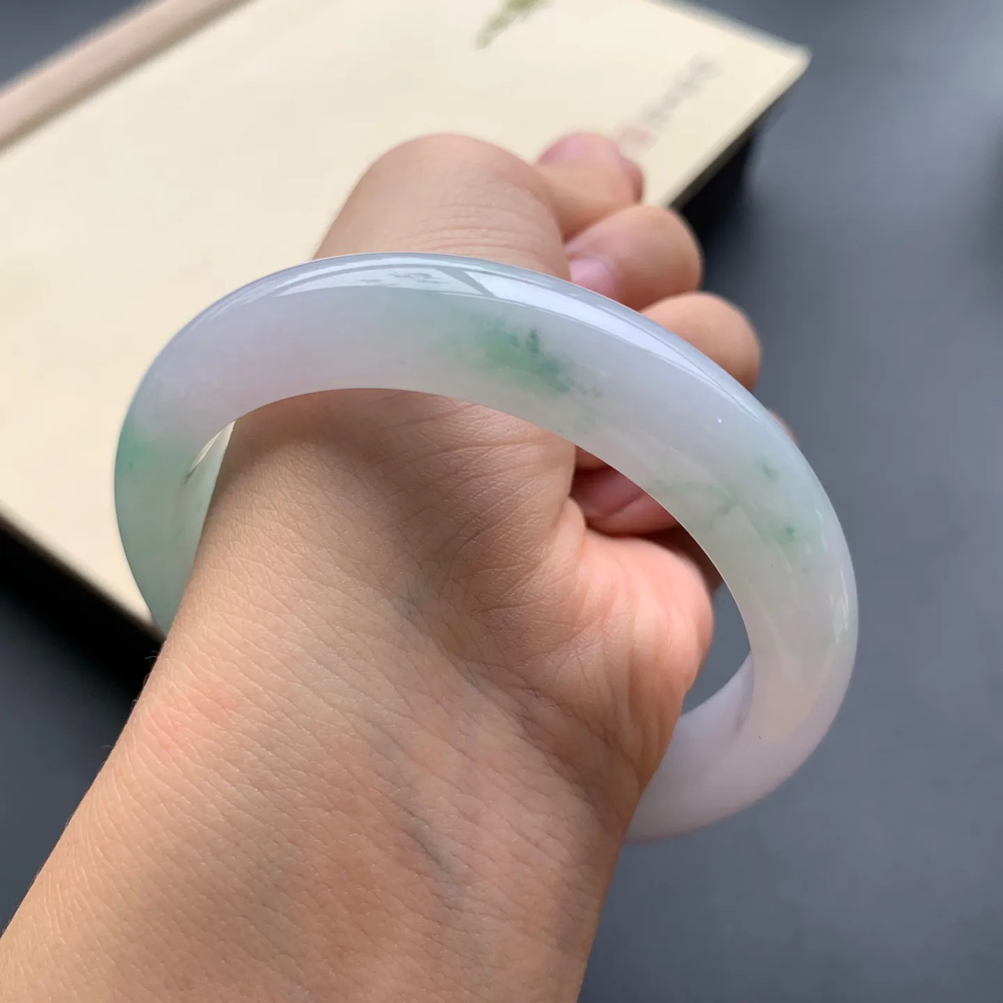 飘绿正圈手镯 尺寸：58.8-12.8-8.3，无纹裂，细腻光滑，清爽干净