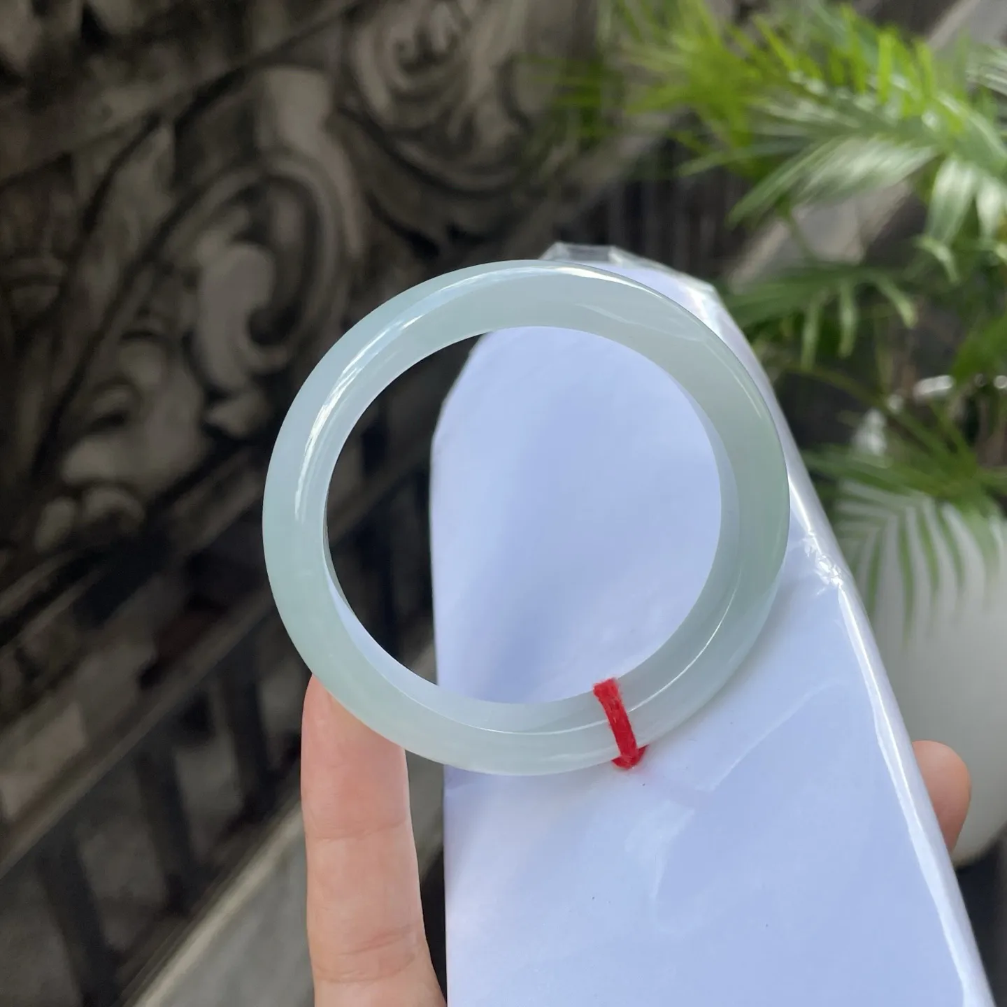 59圈口‍
晴底，似掬了一汪清晨的湖水，清透的翠色里漾着柔光，腕间一戴，便是岁月的清润回响