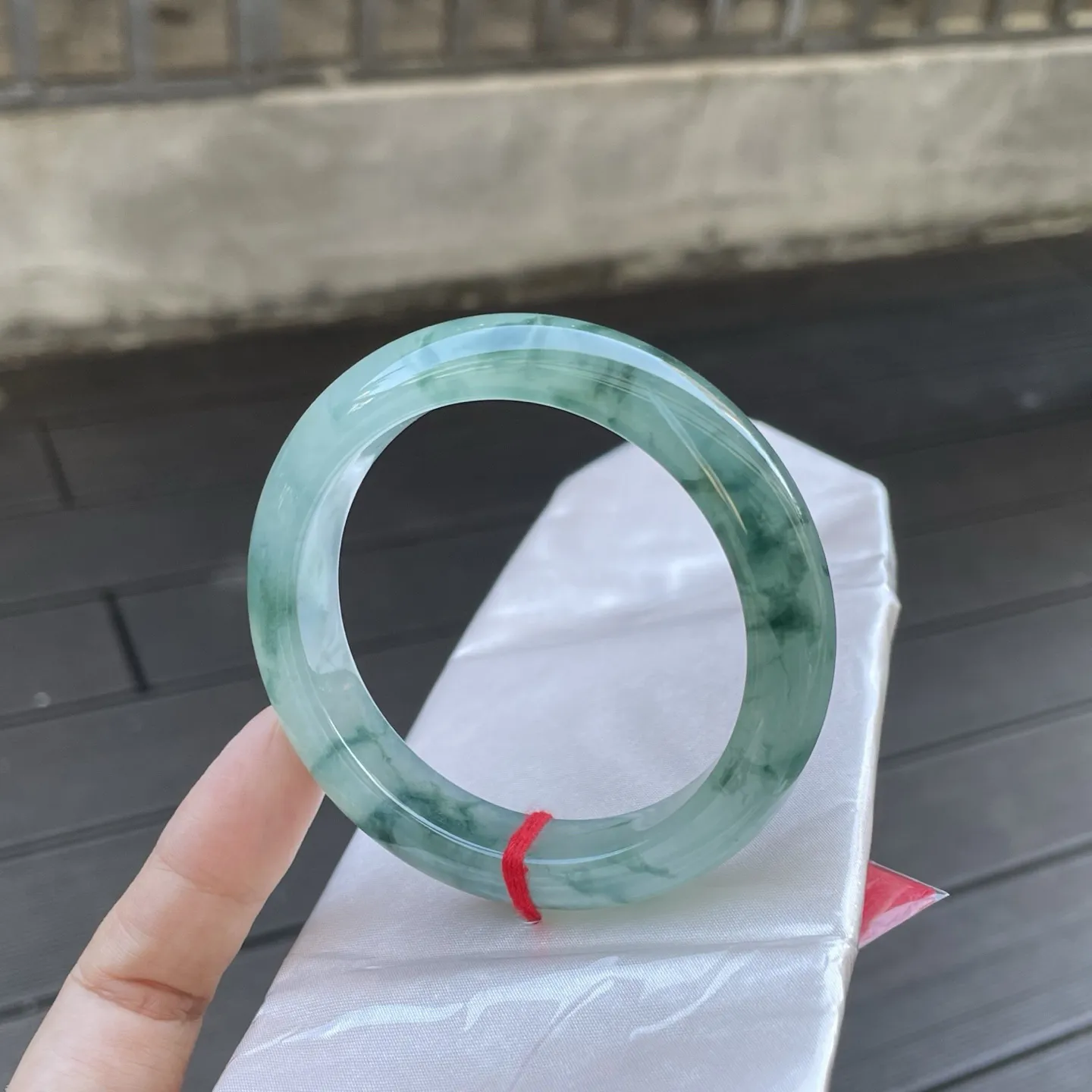 56+圈口
飘花，深浅交织的绿，如泼墨山水般晕染开来，带着自然的写意与雅致