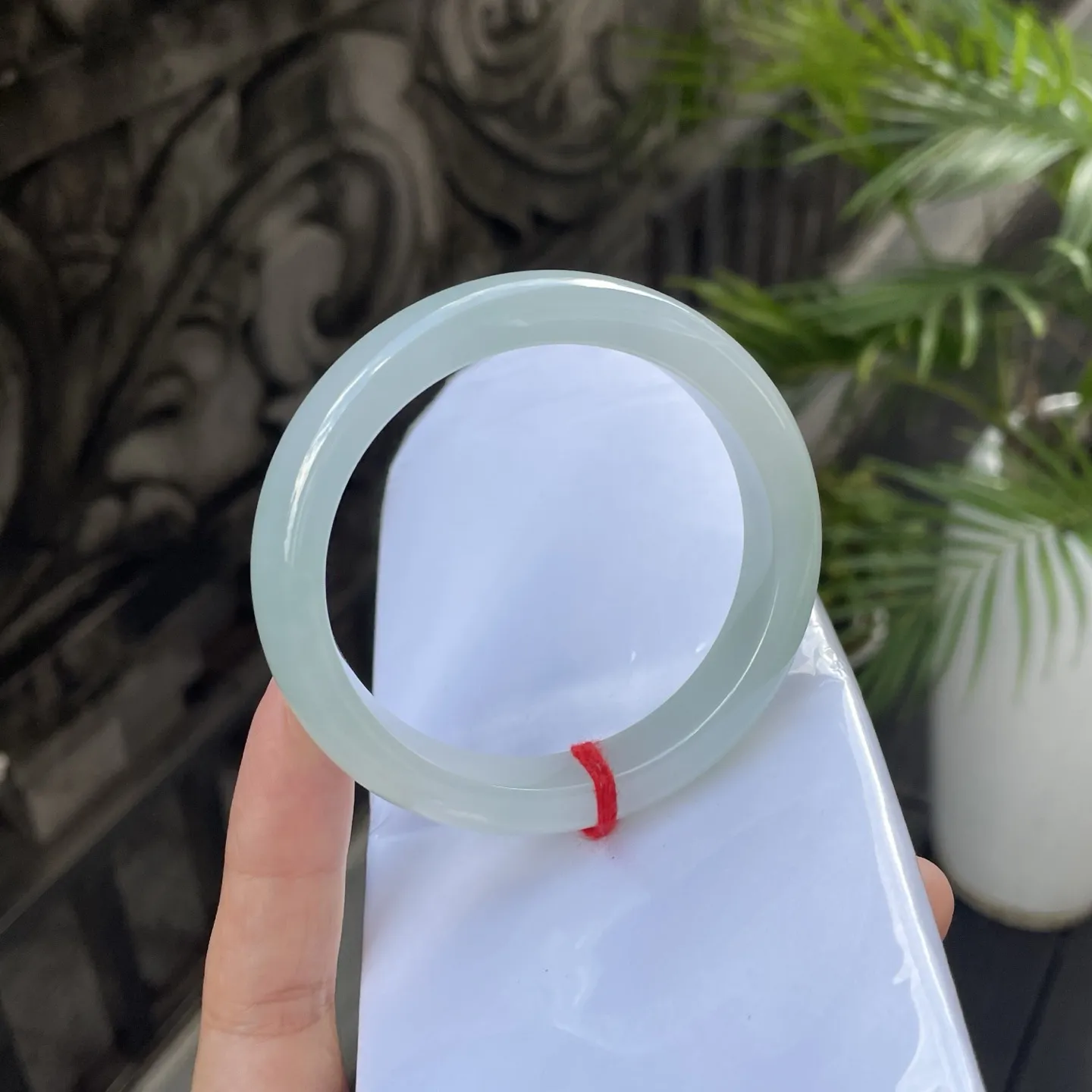 59圈口‍
晴底，似掬了一汪清晨的湖水，清透的翠色里漾着柔光，腕间一戴，便是岁月的清润回响