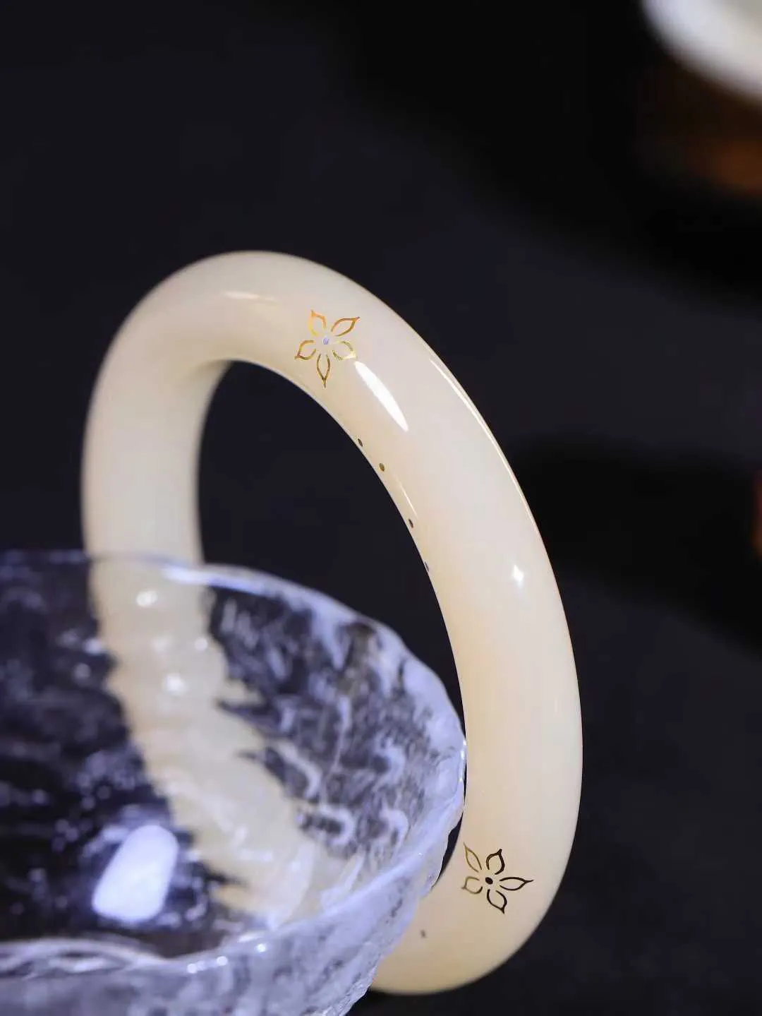 【粉黛.手镯】

精品️和田玉藕粉挫金挫银工艺手镯
仙女藕粉手镯
馥郁芬芳 油糯饱满
气质温婉尔雅 甜甜的藕粉色
质地如膏似脂 少女感十足
精工打磨 手感上佳
尺寸56-11.2-10.5mm 重58克 fDA-63110454