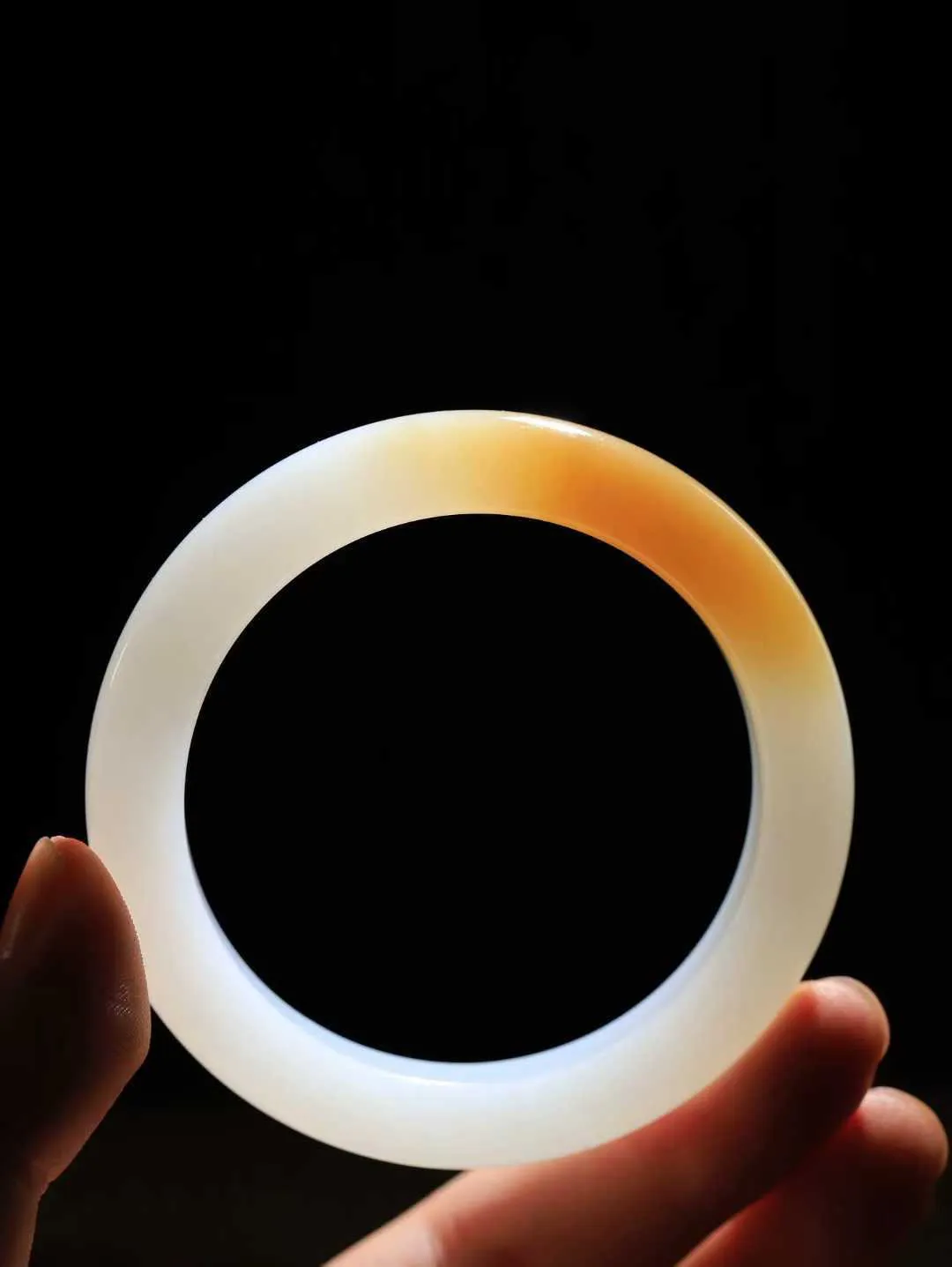 【暖玉生香·手镯】

收藏级️和田玉糖白玉手镯，质地油润细腻，色泽高贵典雅，镯型古朴典雅。在诗情画意的雨巷相遇，你是我腕间的一抹风情，有你眸有深情，清风荡漾湖间静水，我愿俯身低眉，在烟波涟漪处，寻你深情倩影。内径53.5mm 尺寸11.1-9mm 重49.2克45110432A