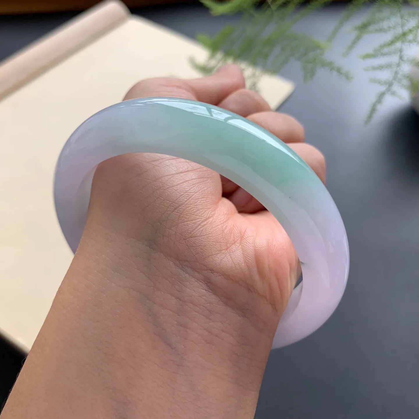 59圈口飘绿正圈手镯 尺寸：59-13.3-8，无纹裂，细腻光滑，色泽靓丽