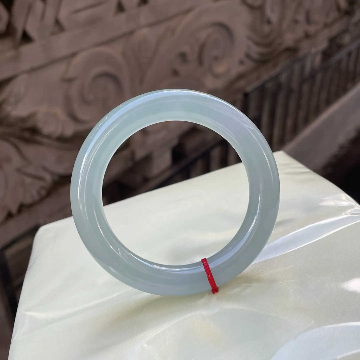 58圆条
晴底，澄澈山涧中采来的璞玉，浅淡的色调泛着温润质感，圆润的镯身似藏着山水间的灵秀与静谧