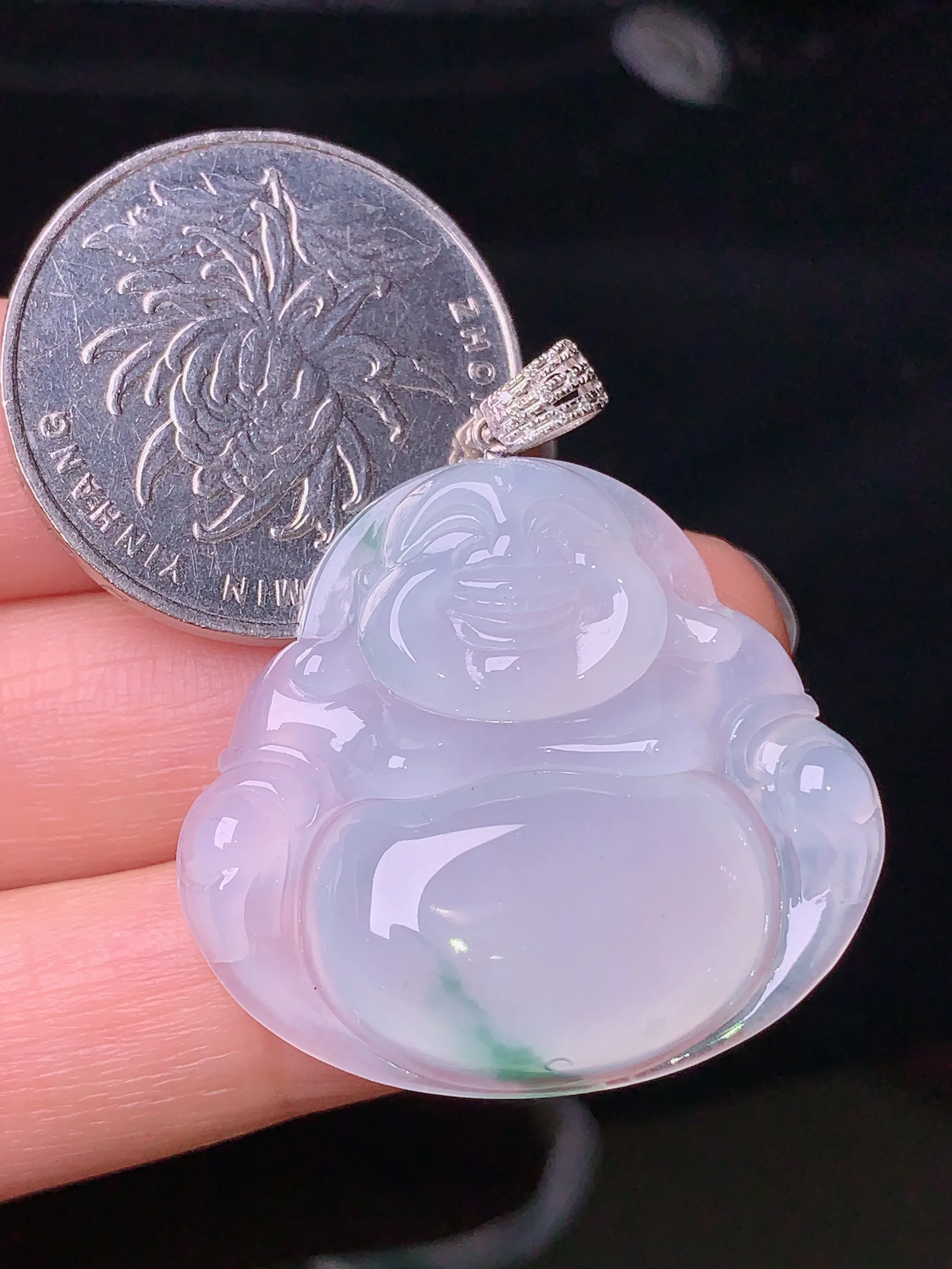 18k金钻镶嵌飘绿佛公吊坠 玉质细腻 色泽清新艳丽 整体尺寸36*31.8*5.6