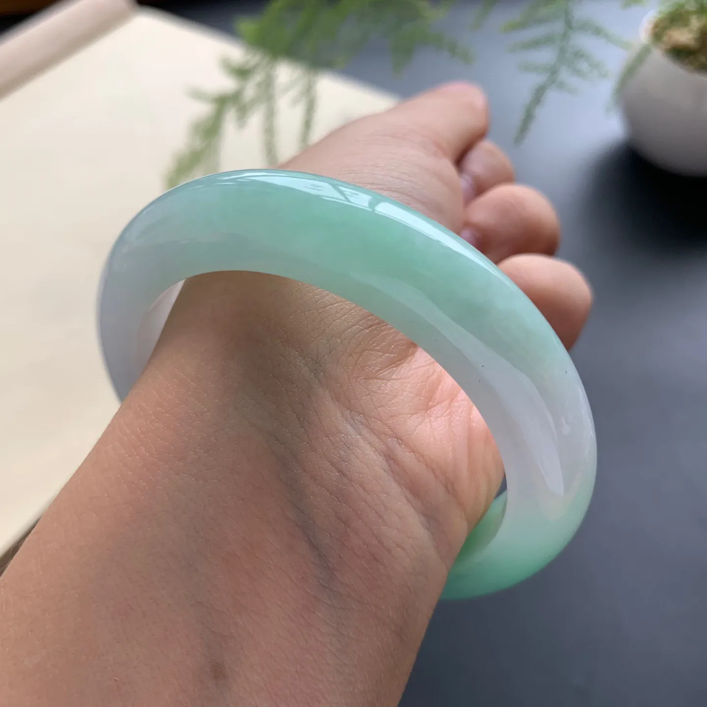 53.8圈口飘绿正圈手镯 尺寸：53.8-12-9.5，无纹裂，色泽靓丽，优美迷人