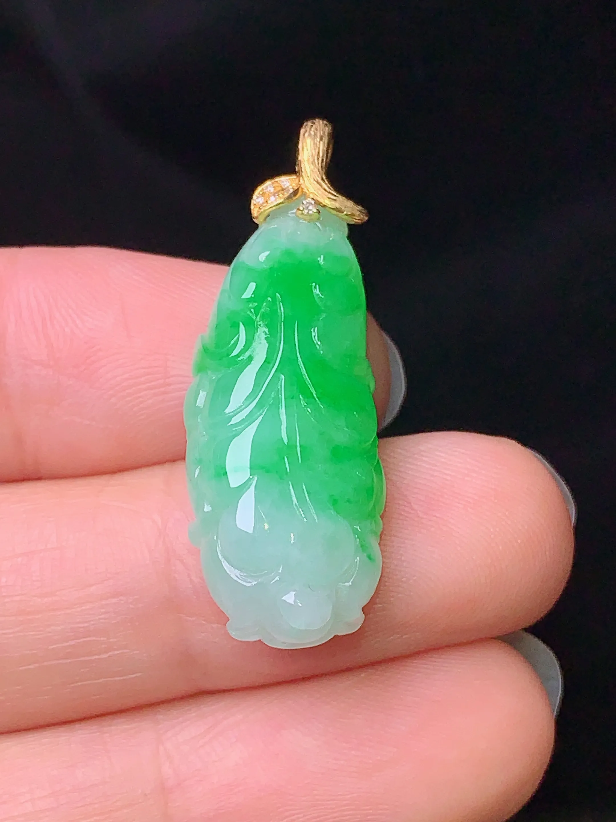 18k金钻镶嵌翠绿白菜吊坠 玉质细腻 色泽清新艳丽 整体尺寸33*11.5*7