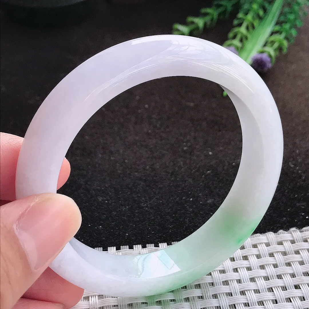 天然a货翡翠57.5/13.3/8.7老坑温润飘阳绿白底青手镯宽边翡翠玉镯美人镯