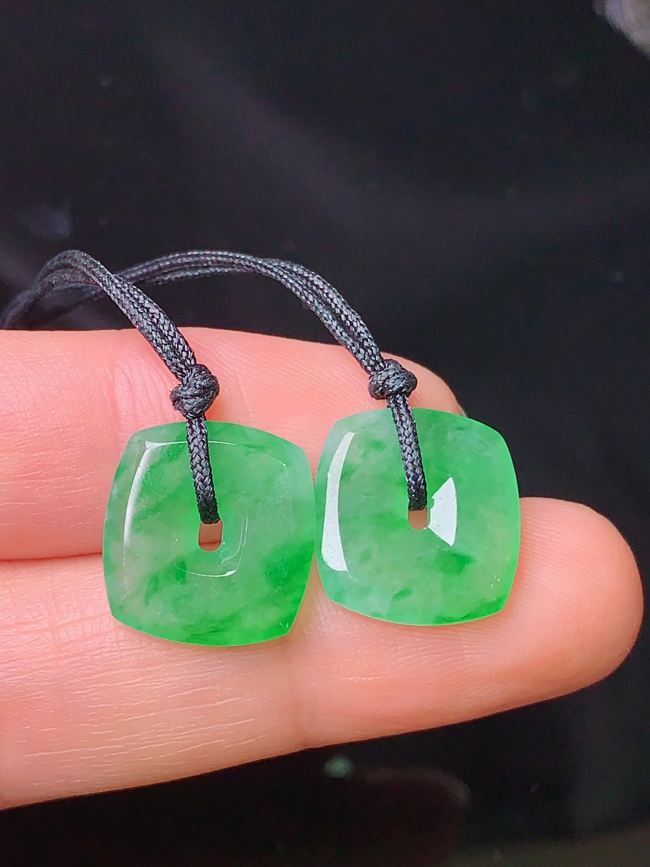 镶嵌款 翠绿平安扣吊坠 玉质细腻 色泽清新艳丽 整体尺寸13.8*13*2.5