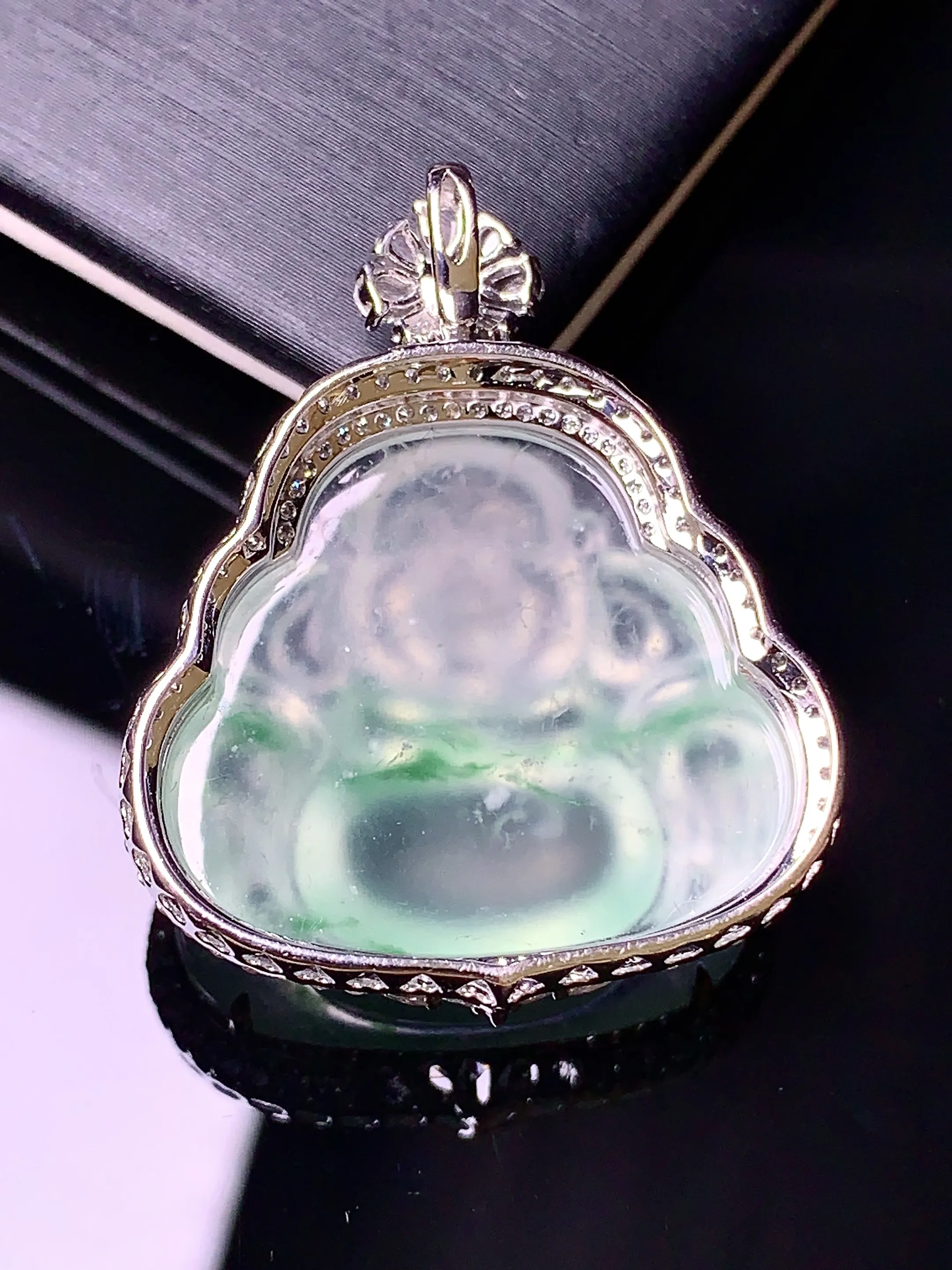 18k金钻镶嵌吊坠 玉质细腻 色泽清新艳丽 整体尺寸33.2*27*10.3