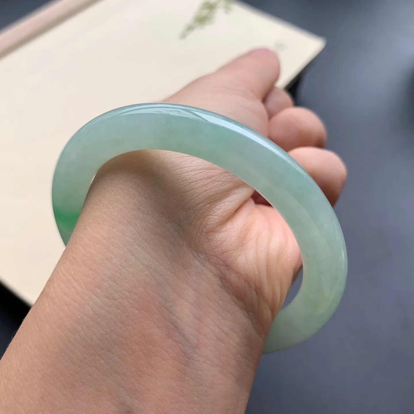 53圈口飘绿圆条手镯 尺寸：53-8.5，无纹裂，细腻光滑，色泽靓丽