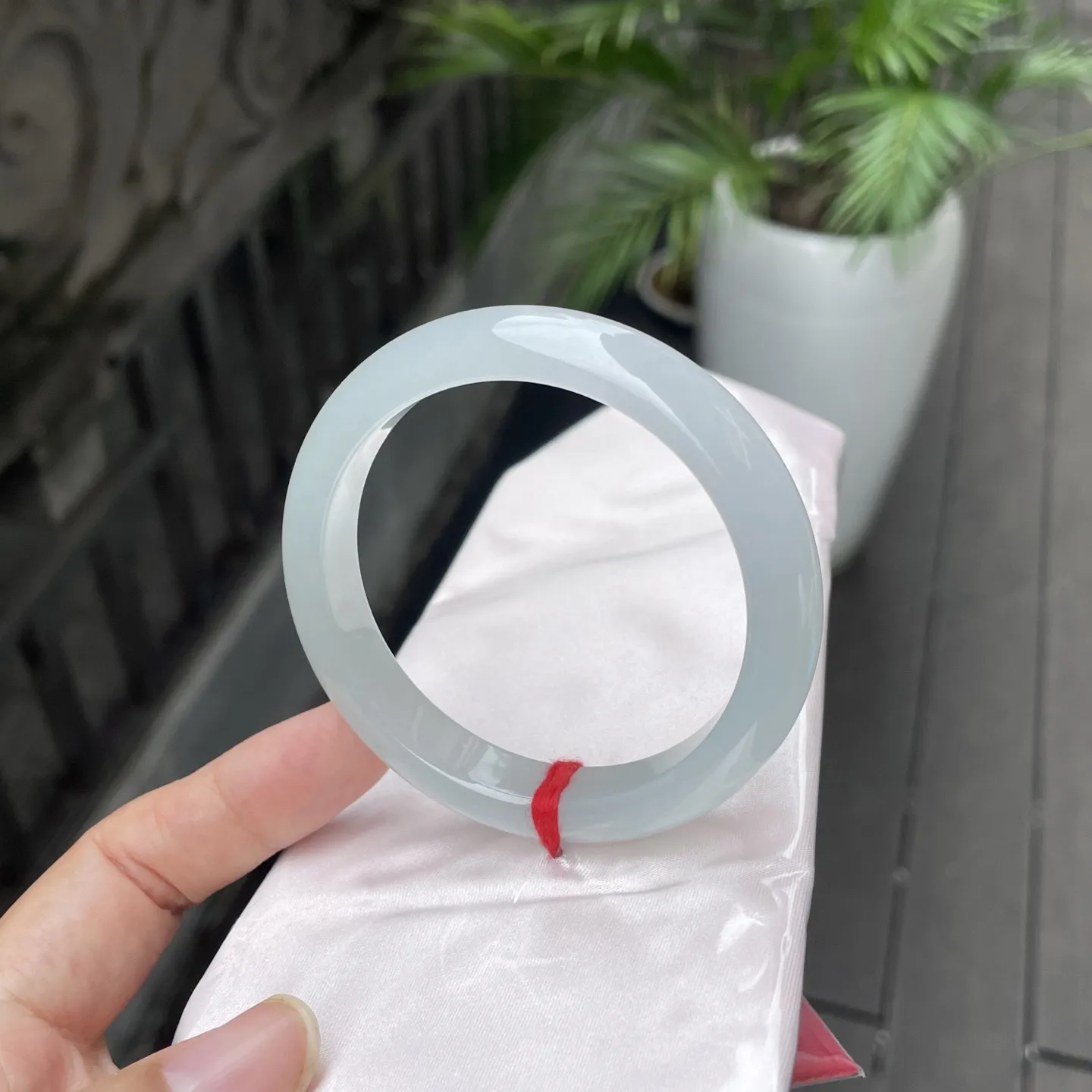 56+圈口
白月光，通透得像山涧里的清泉，淡青的底色清新脱俗，腕间一戴，仿佛连呼吸都带上了山间溪水的清冽与柔美