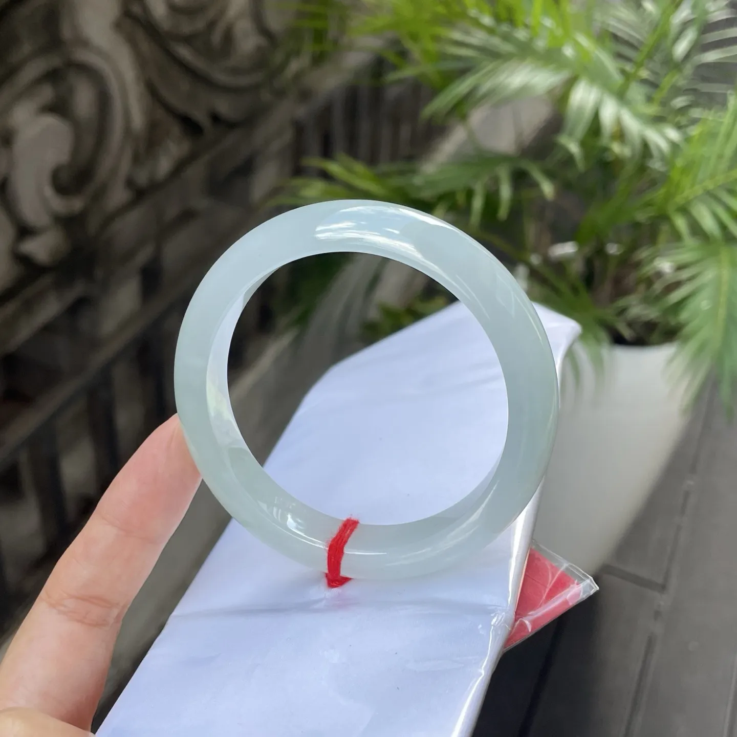 59圈口‍
晴底，似掬了一汪清晨的湖水，清透的翠色里漾着柔光，腕间一戴，便是岁月的清润回响