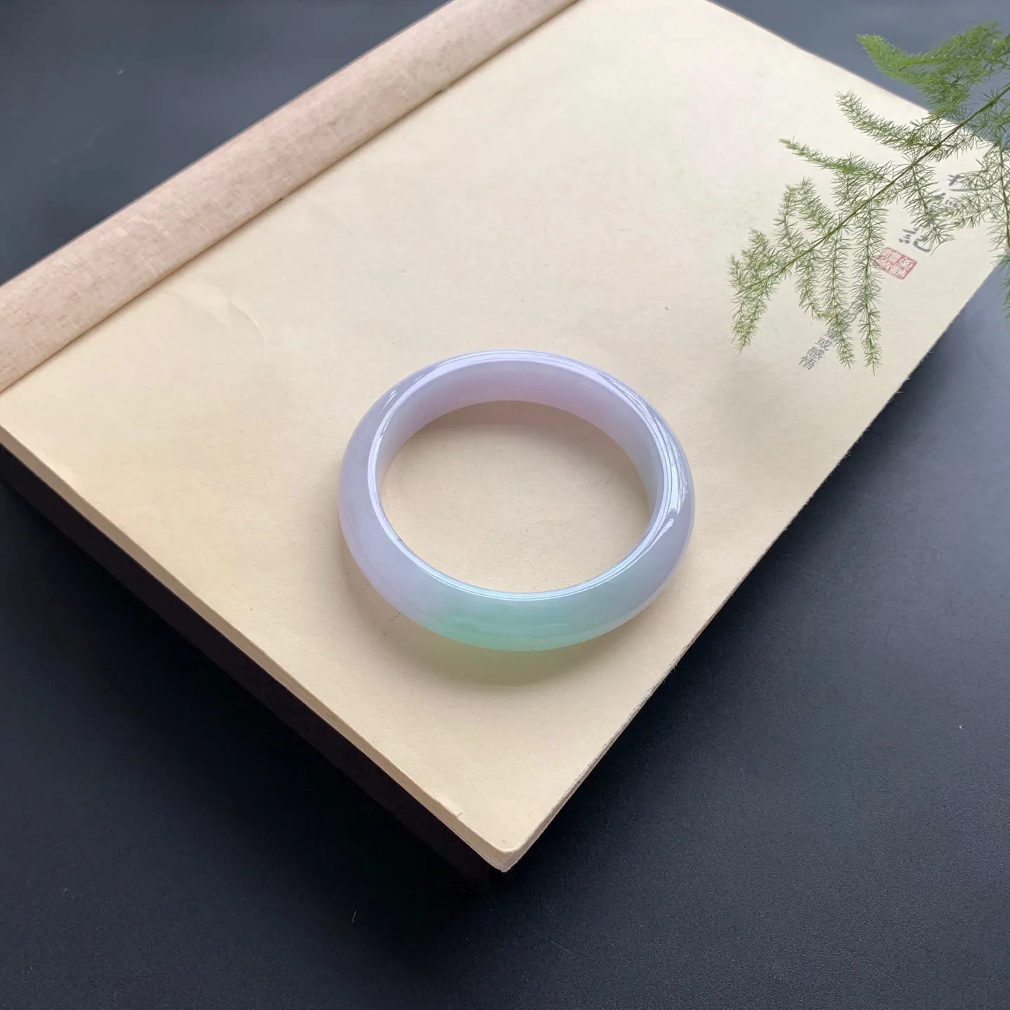 59圈口飘绿正圈手镯 尺寸：59-13.3-8，无纹裂，细腻光滑，色泽靓丽