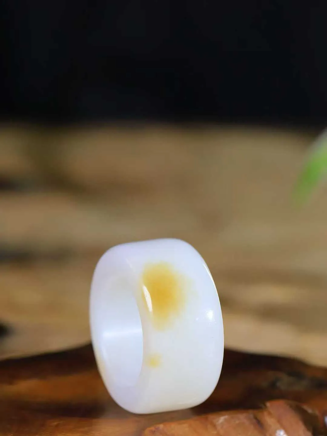 （古韵.扳指）

精品和田玉糖白玉扳指，玉质温润，油润感十足， 整器古韵生辉。优雅高贵。运筹帷幄于掌中，决胜于千里之外。重23.4克   圈口21.5mm  尺寸15.3-6.3mm  23110433A