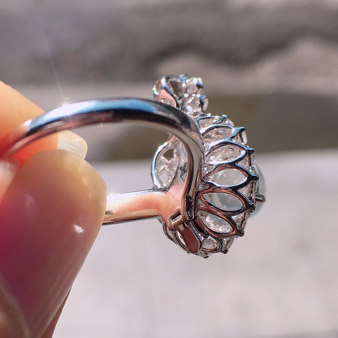 玻璃种蛋面戒指/吊坠两用款，玉质细腻，荧光感超
强，饱满圆润，尽显优雅气质，18k
金豪华镶嵌