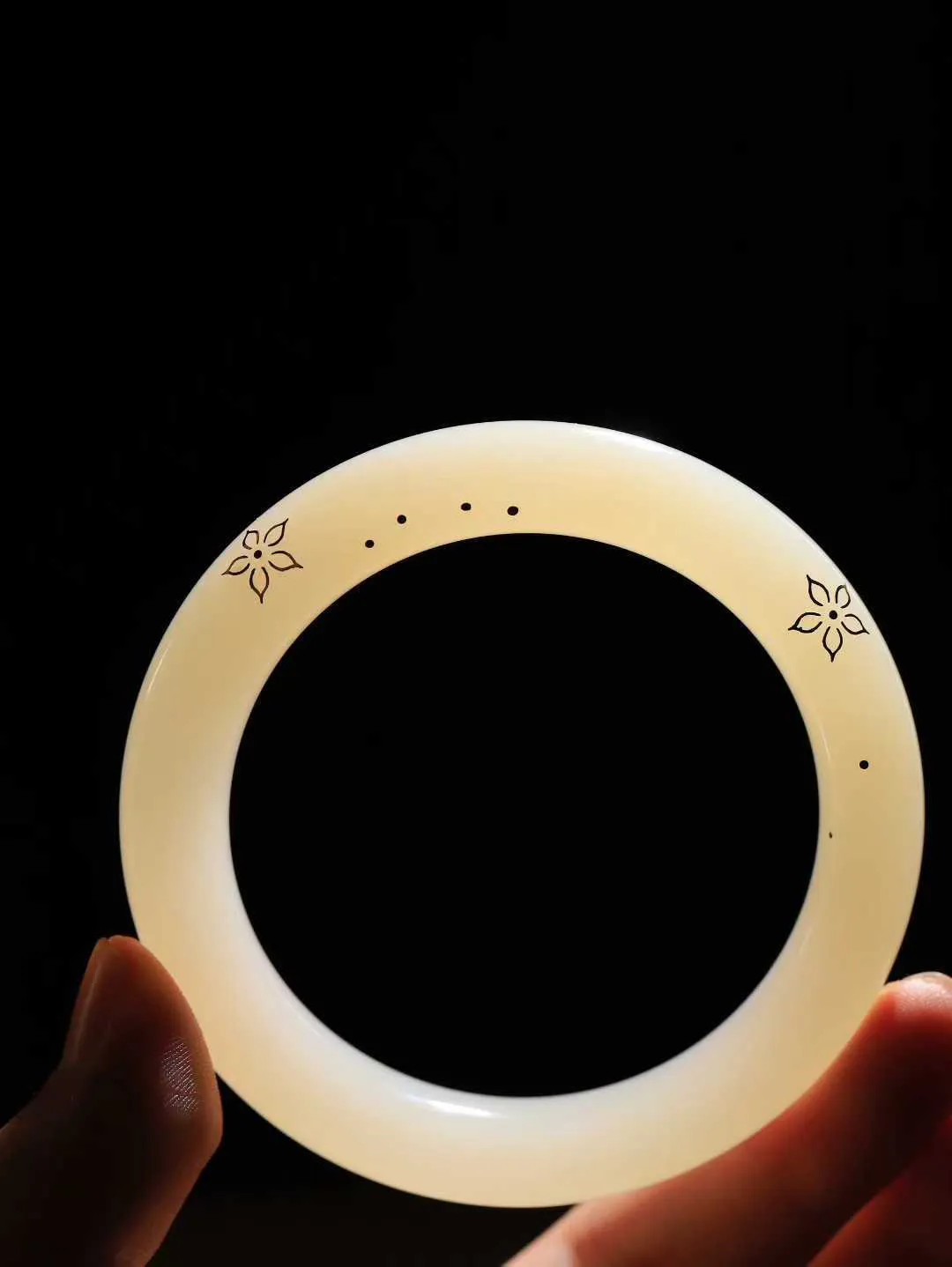 【粉黛.手镯】

精品️和田玉藕粉挫金挫银工艺手镯
仙女藕粉手镯
馥郁芬芳 油糯饱满
气质温婉尔雅 甜甜的藕粉色
质地如膏似脂 少女感十足
精工打磨 手感上佳
尺寸56-11.2-10.5mm 重58克 fDA-63110454