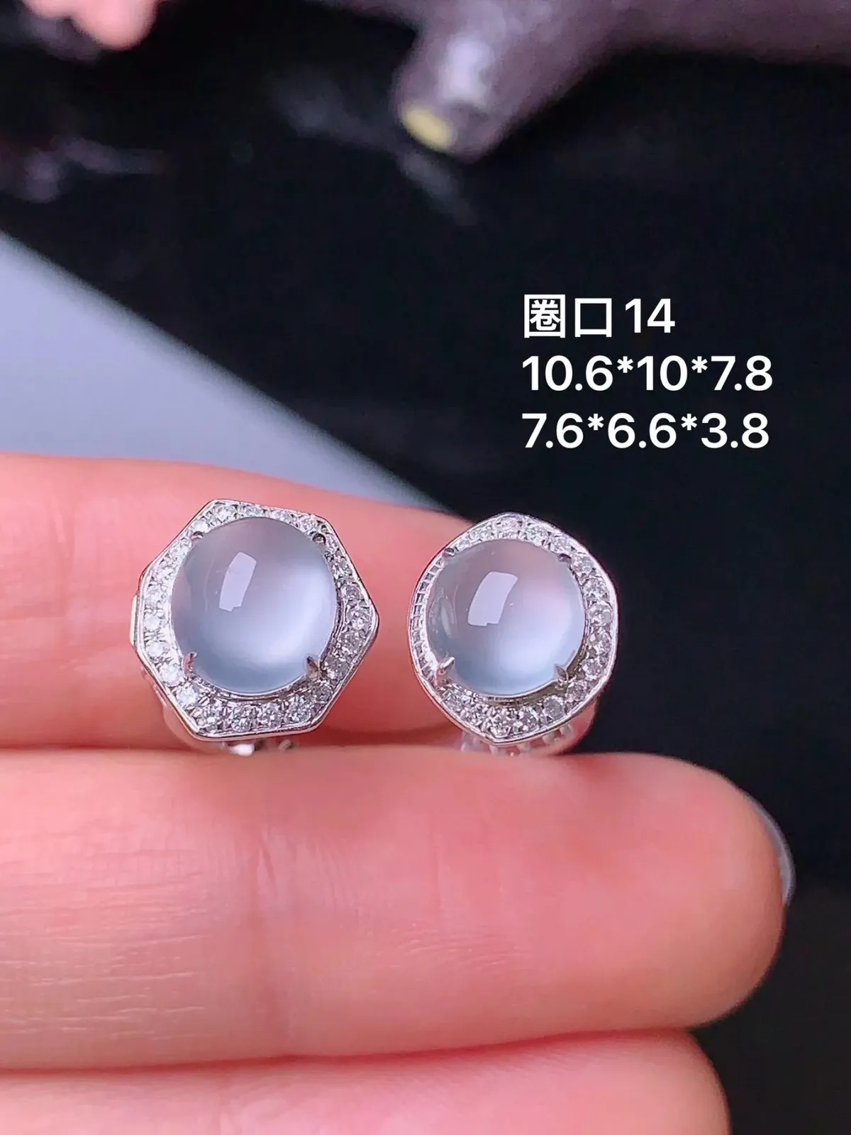 18k金钻镶嵌冰种蛋面戒指 玉质细腻 色泽艳丽 圈口14 整体尺寸10.6*10*7.8