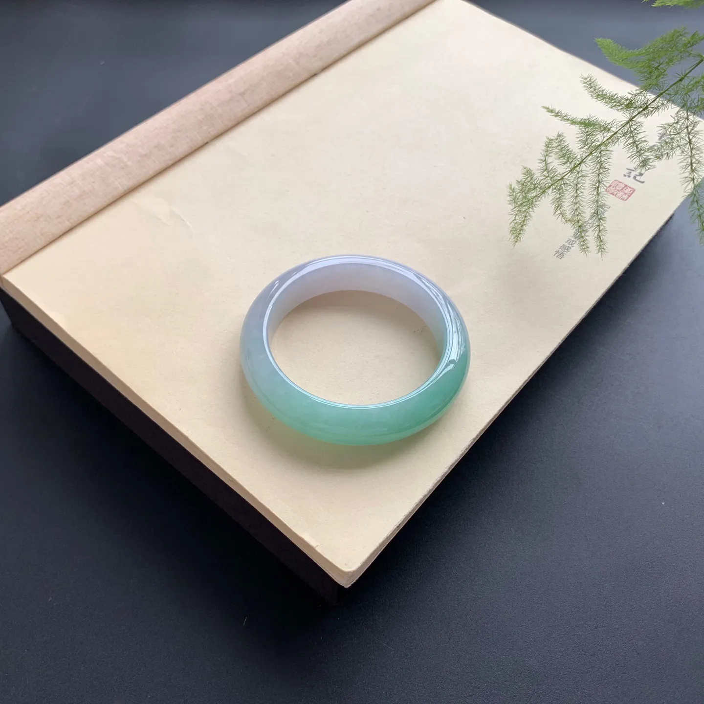 54.5圈口飘绿正圈手镯 尺寸：54.5-13.5-9.5，无纹裂，色泽靓丽，版型厚装