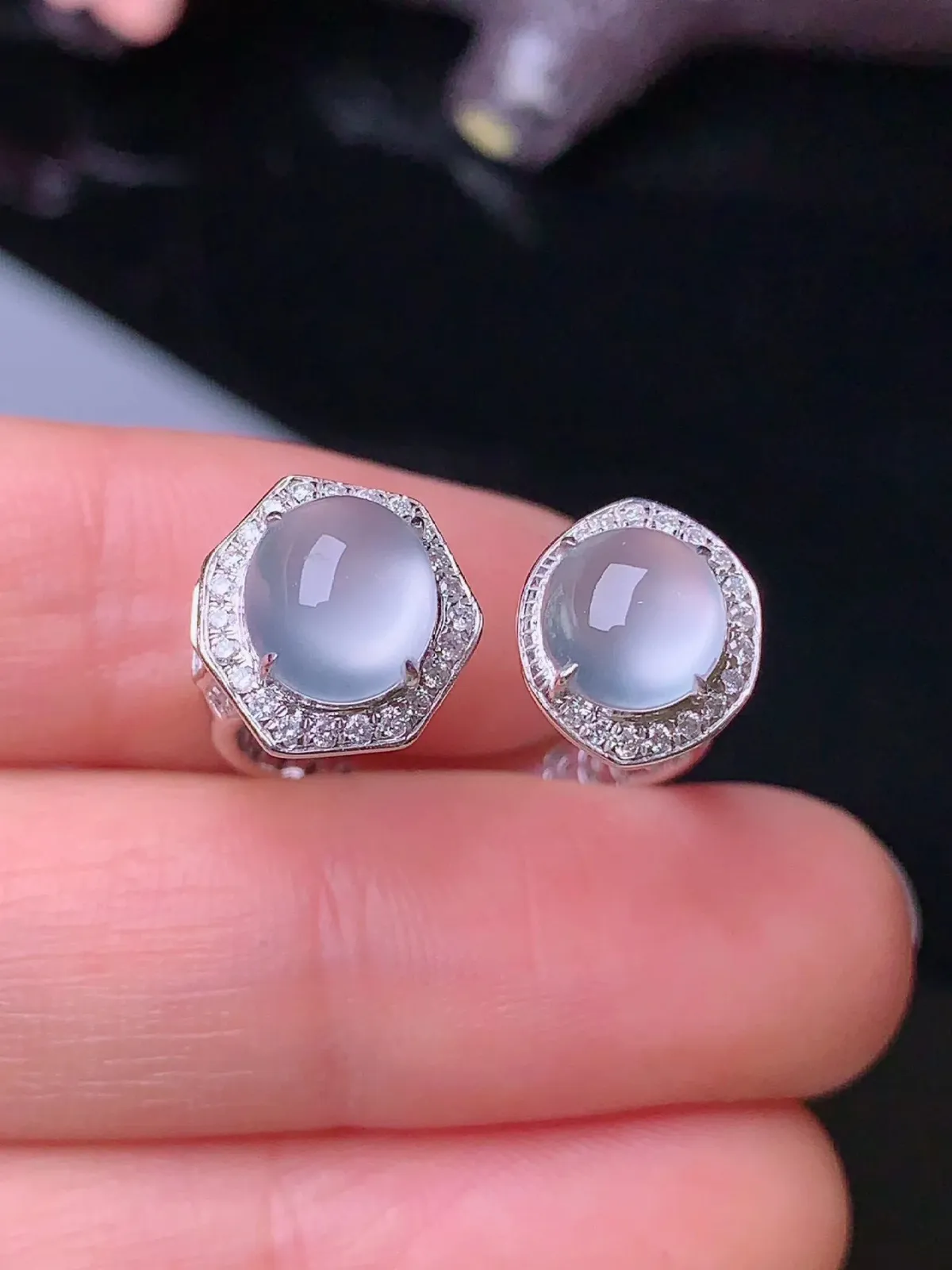 18k金钻镶嵌冰种蛋面戒指 玉质细腻 色泽艳丽 圈口14 整体尺寸10.6*10*7.8