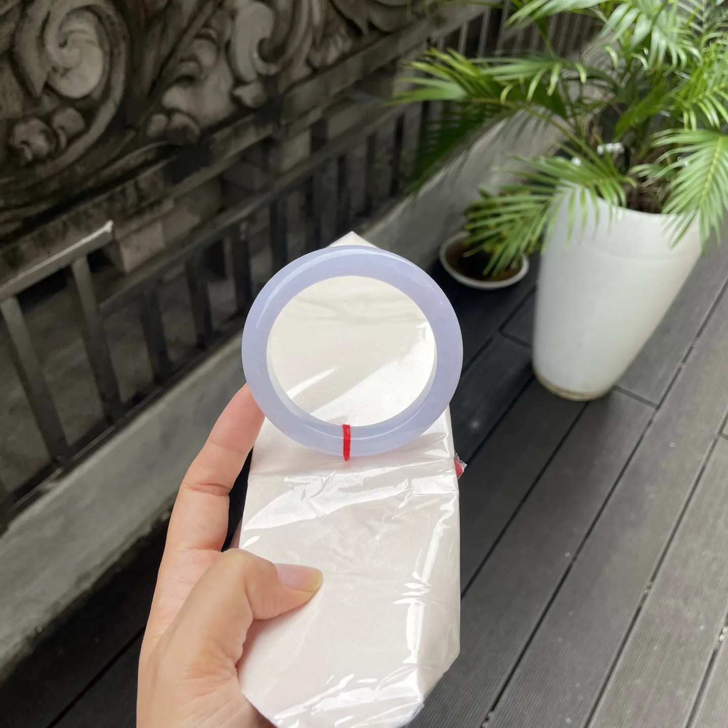 60+圈口
紫底，似将暮色时分天际那抹柔淡的紫，凝萃于玉石之中，莹润剔透