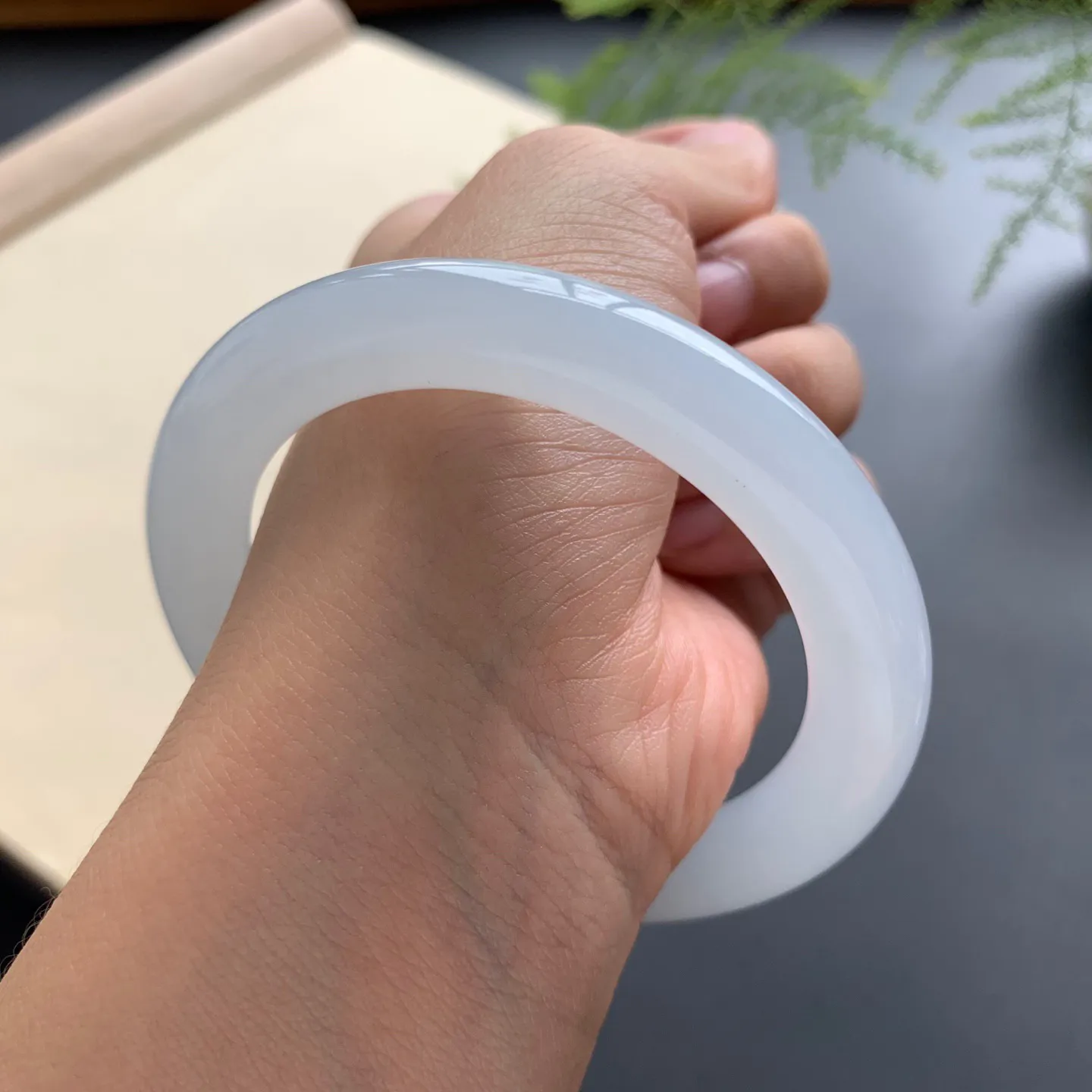 55圈口冰圆条手镯 尺寸：55-10-10.2，无纹裂，白净光滑，水润起胶