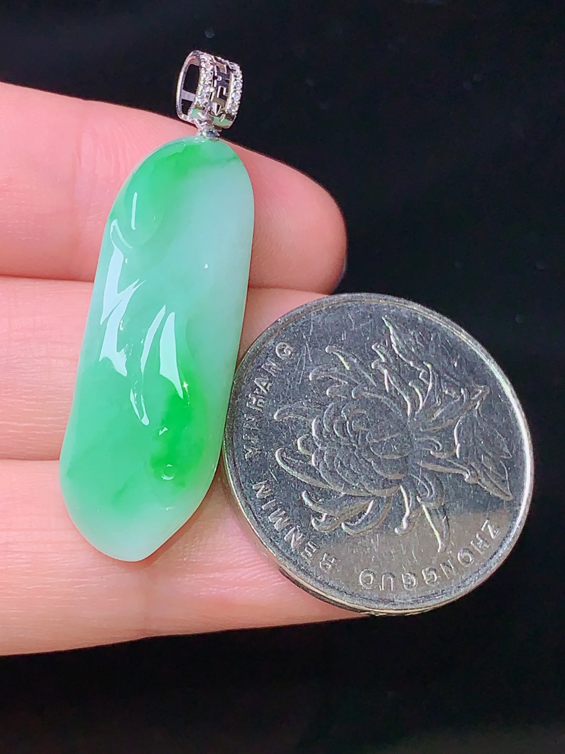 18k金钻镶嵌飘绿花蕾吊坠 玉质细腻 色泽清新艳丽 整体尺寸38.6*11.3*10.3