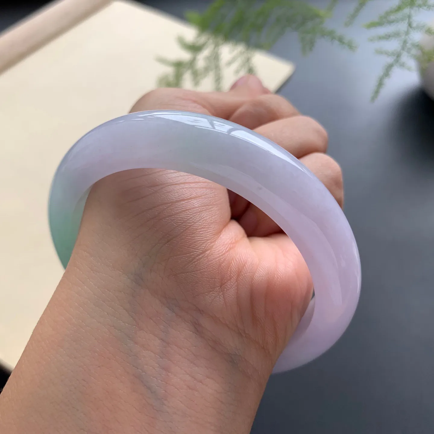 59圈口飘绿正圈手镯 尺寸：59-13.3-8，无纹裂，细腻光滑，色泽靓丽