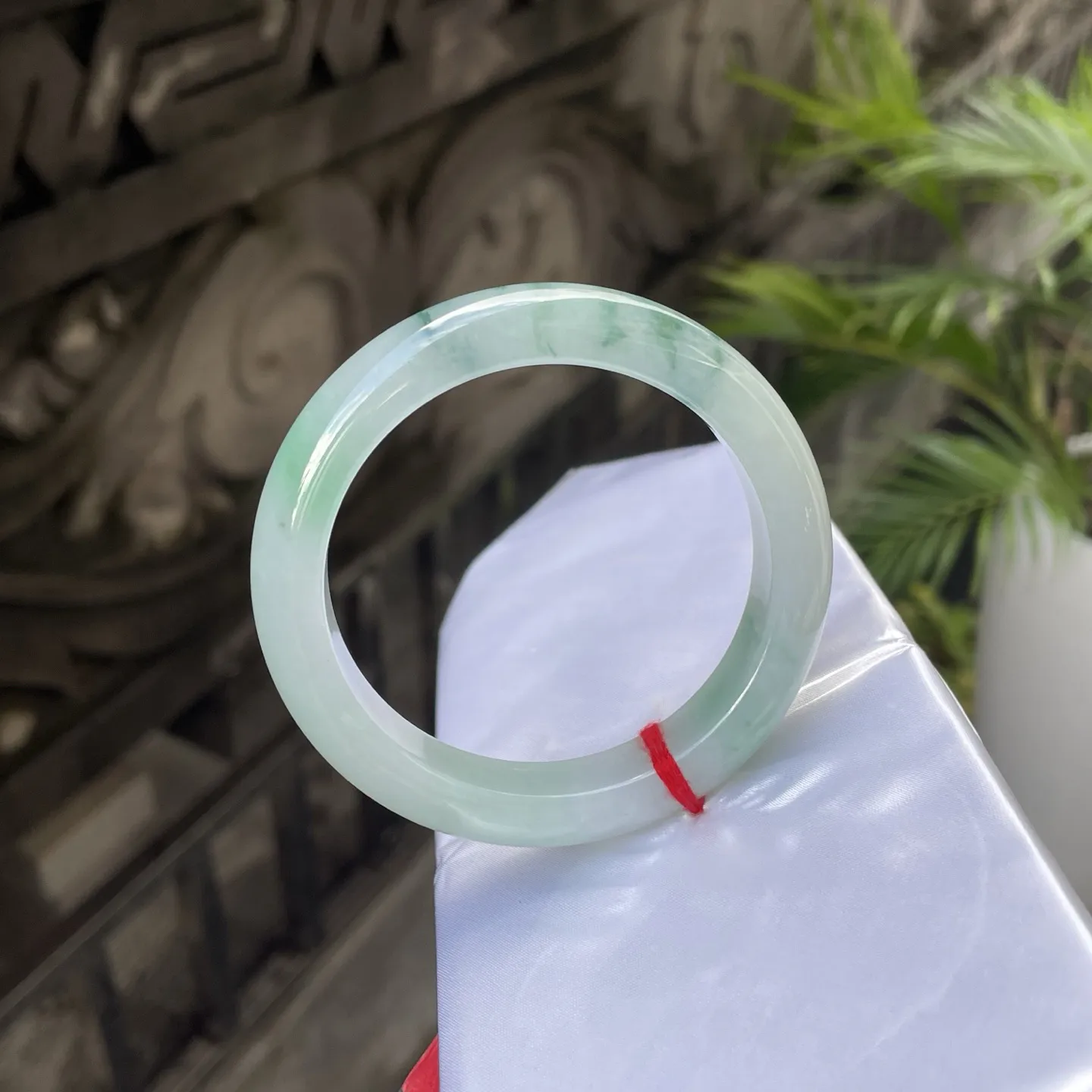 57圈口🥦
飘花，色泽如春日里初绽的新叶，清新的绿意中泛着莹润的光，似把江南的温婉都凝在了环间