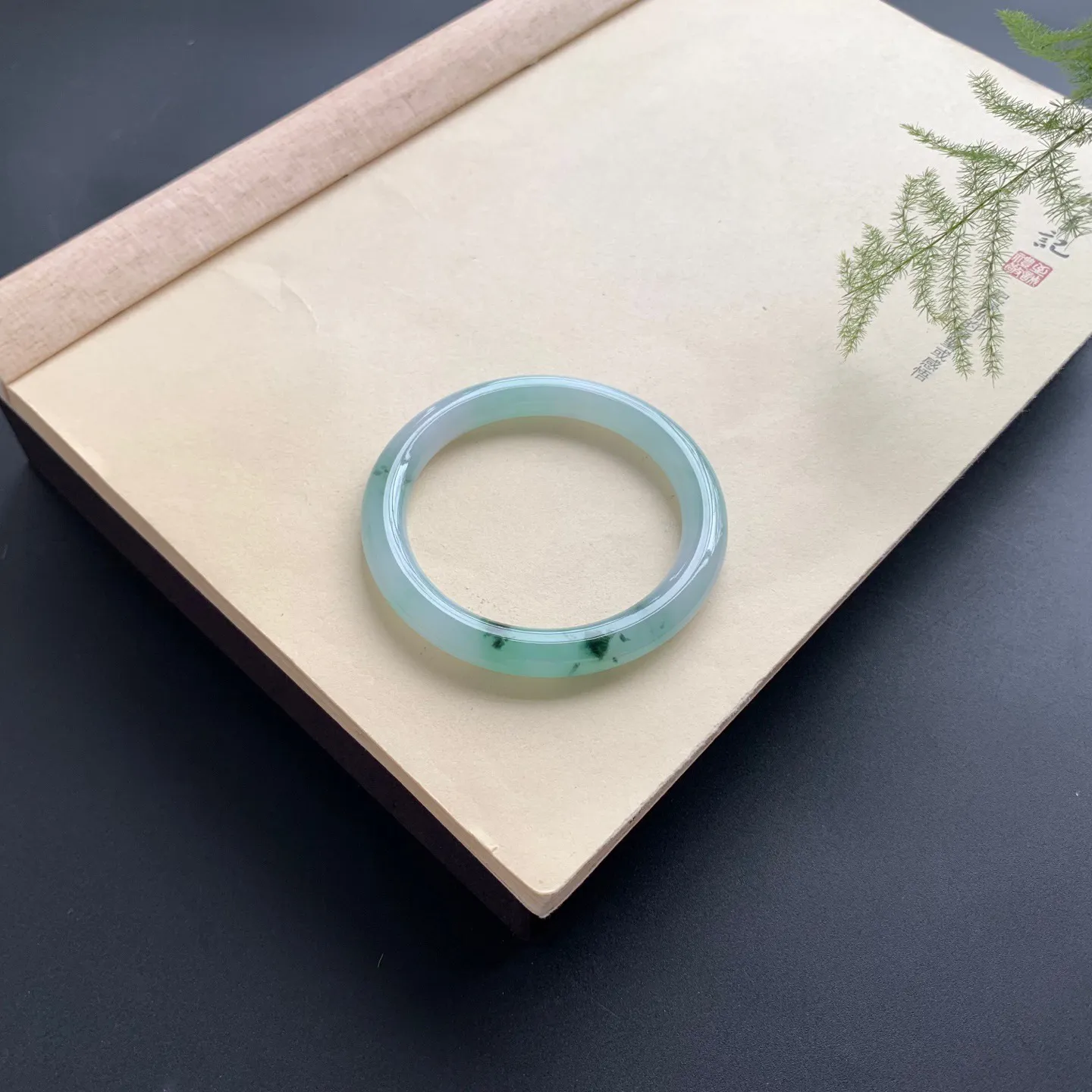 53.8圈口冰飘花圆条手镯 尺寸：53.8-7.8-8.8，无纹裂，细腻起胶，条形饱满