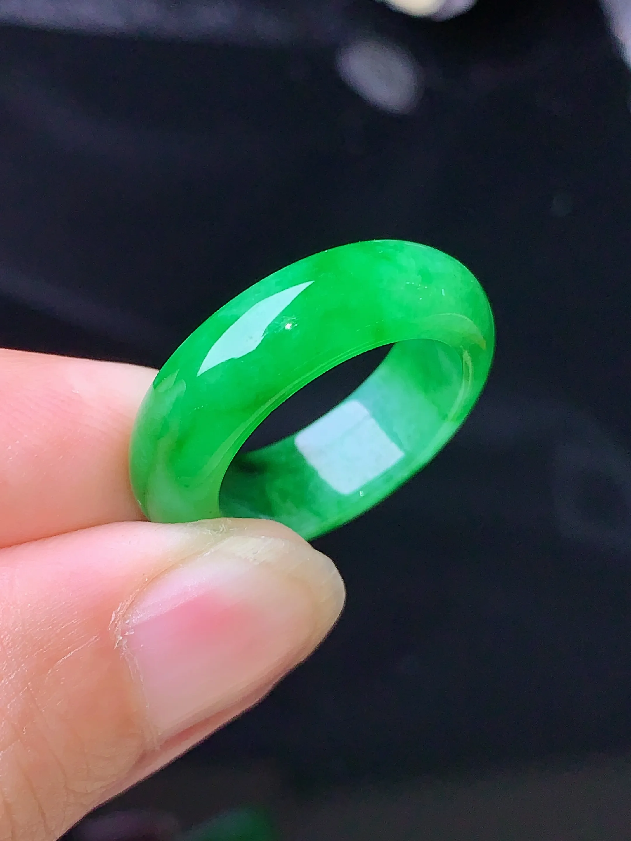 翠绿指环 玉质细腻 色泽清新艳丽 整体尺寸22.7*6*3.6 圈口10.5