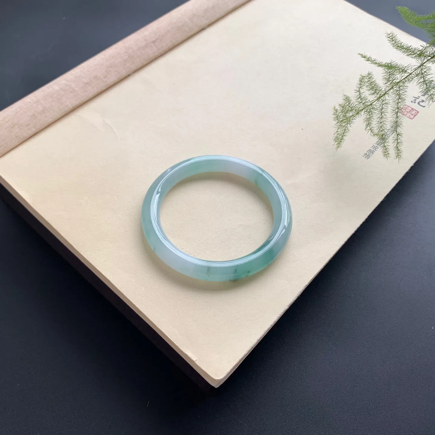 53.8圈口冰飘花圆条手镯 尺寸：53.8-7.8-8.8，无纹裂，细腻起胶，条形饱满