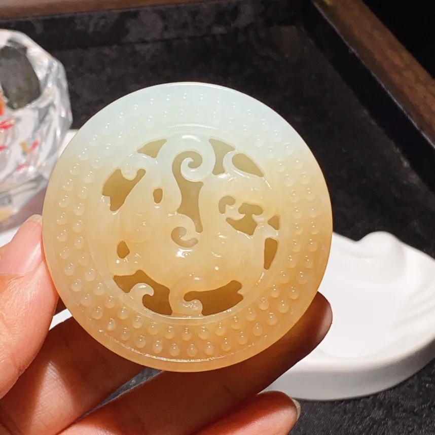 新疆和田玉且末糖仿古龙皮带扣。尺寸58/14重52.8克。玉质细腻油润。手推出油。佩戴高端典雅。lt251104这