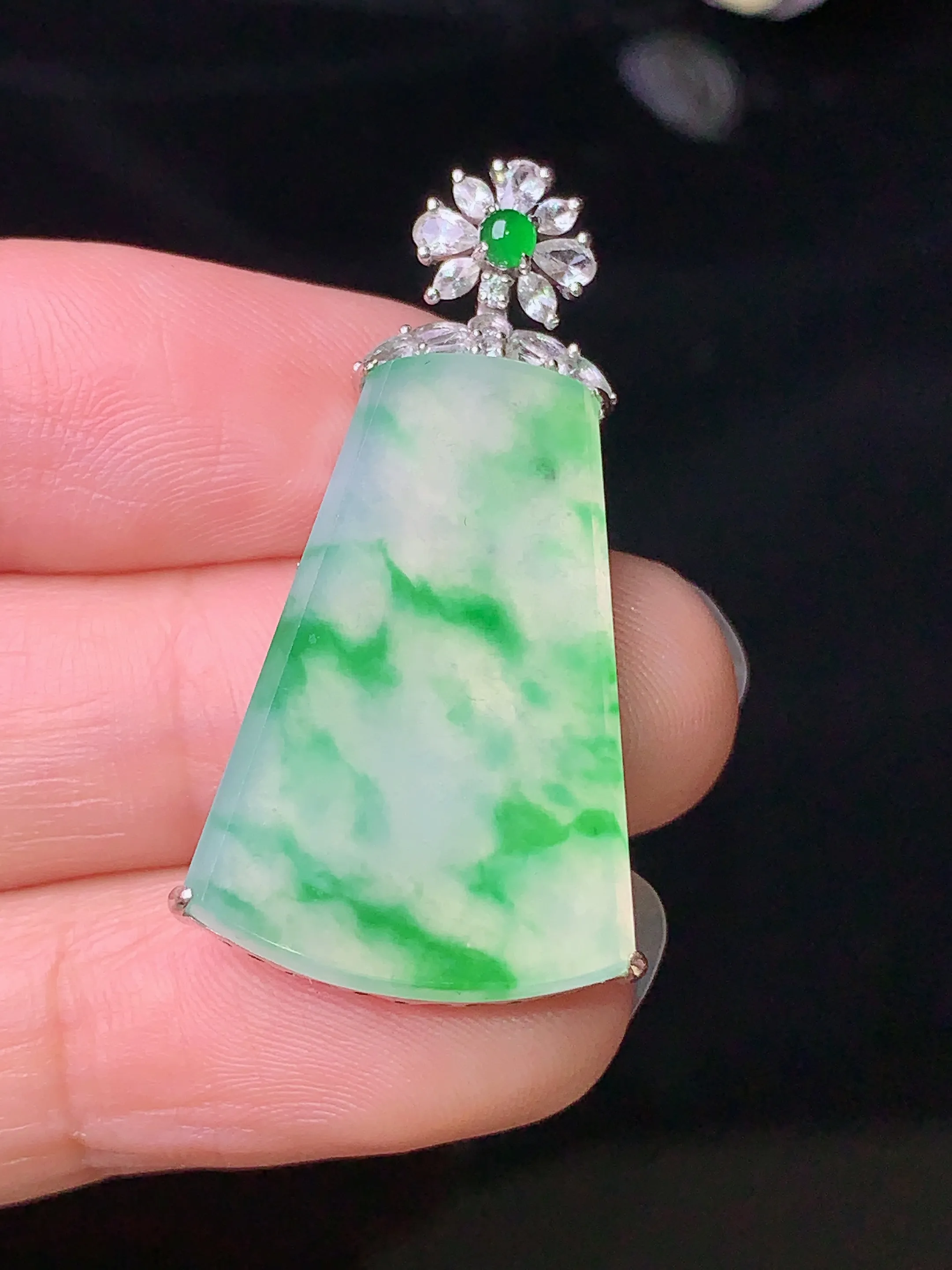 18k金钻镶嵌飘绿无事牌吊坠 玉质细腻 色泽清新艳丽 整体尺寸37.2*18.5*5.2