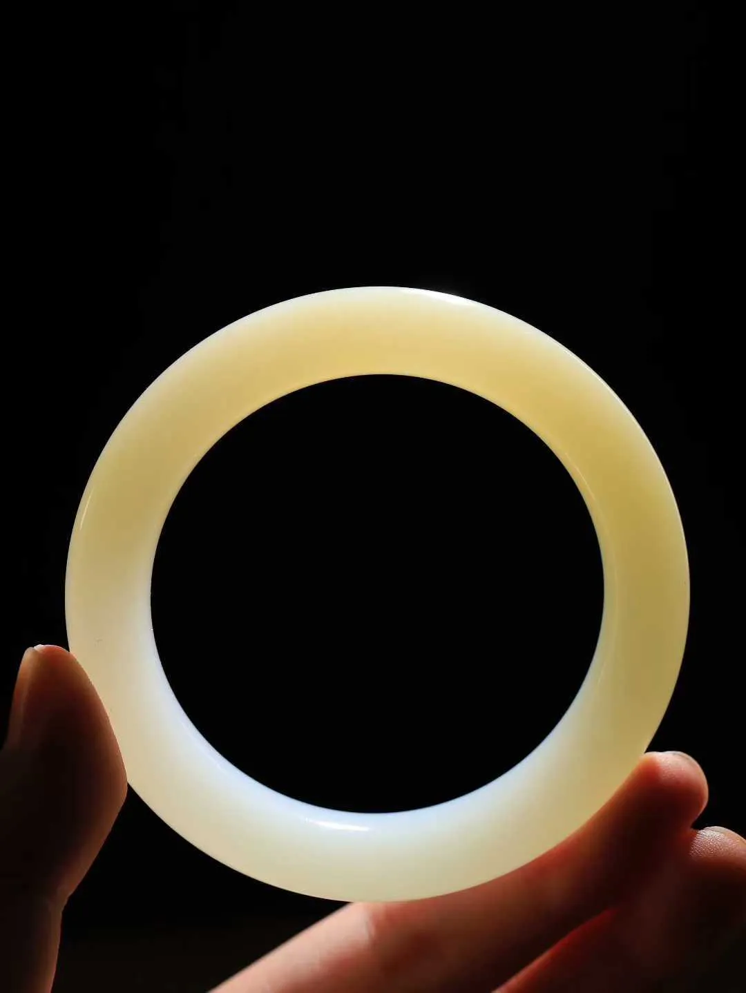 【花样年华·手镯】

精品️和田玉糖白玉手镯，质地油润细腻，色泽高贵典雅，镯型古朴典雅。在诗情画意的雨巷相遇，你是我腕间的一抹风情，有你眸有深情，清风荡漾湖间静水，我愿俯身低眉，在烟波涟漪处，寻你深情倩影。重73克  尺寸57.5-12.9-10.8mm   75110454A