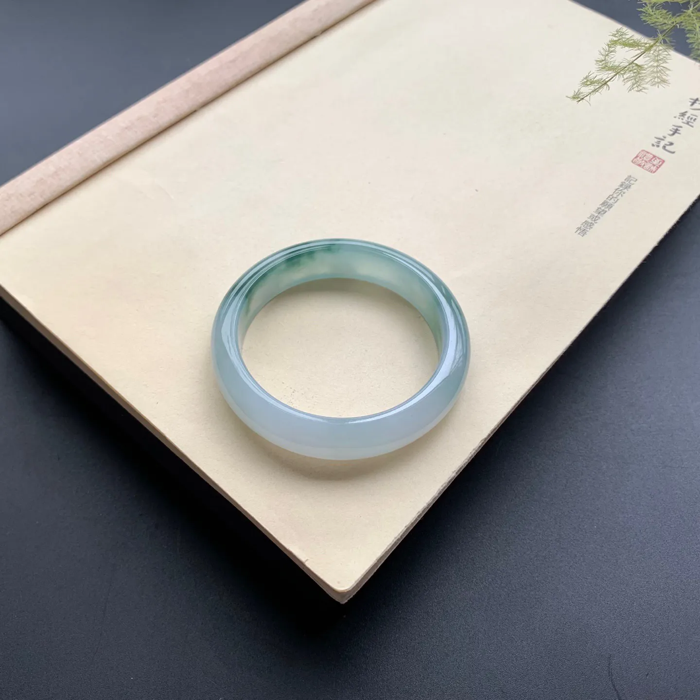 56.6圈口飘花正圈手镯 尺寸：56.6-13-8，无纹裂，水润起胶，优雅迷人