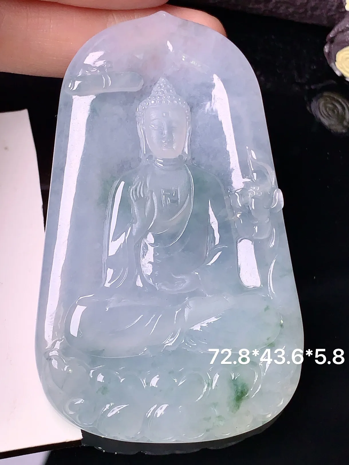 冰种大日如来吊坠 玉质细腻 色泽清新艳丽 整体尺寸72.8*43.6*5.8