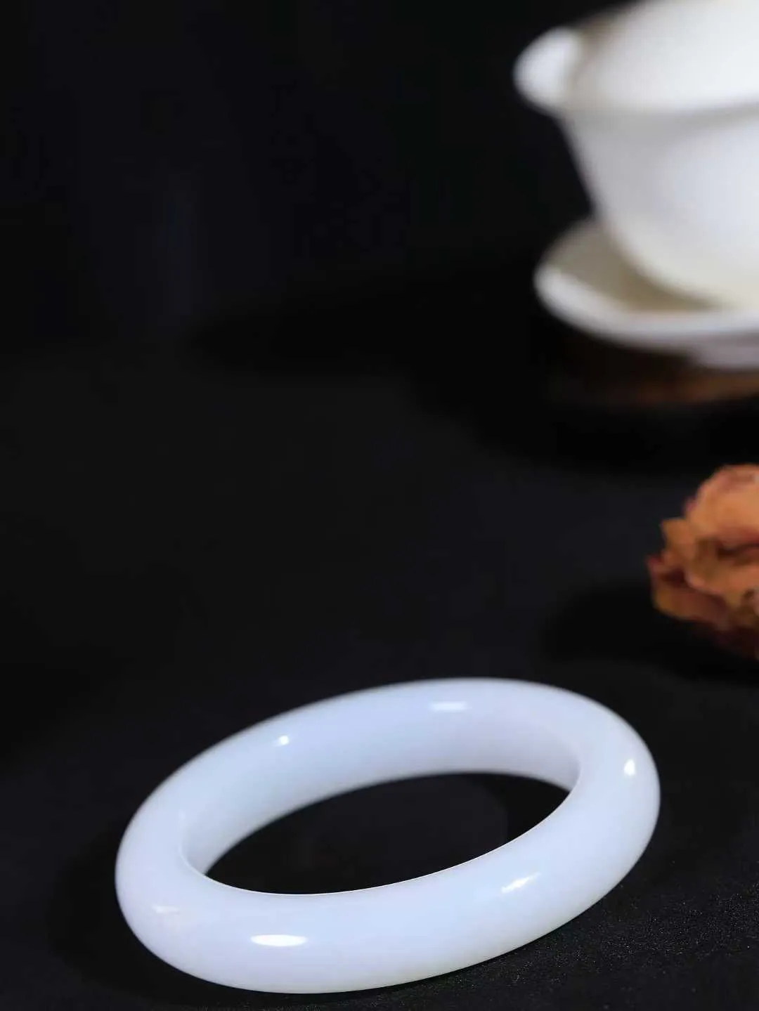 （一见倾心.手镯）

精品️和田玉白玉手镯，玉质温润细腻 油性十足 手感舒适，高华雅逸，线条流畅，