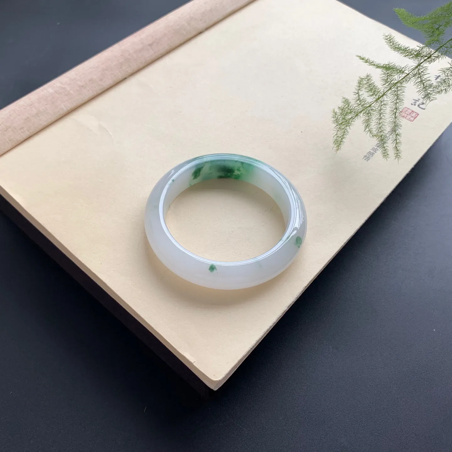 56圈口飘花正圈手镯 尺寸：56-13-9，无纹裂，花色浓郁，版型厚装